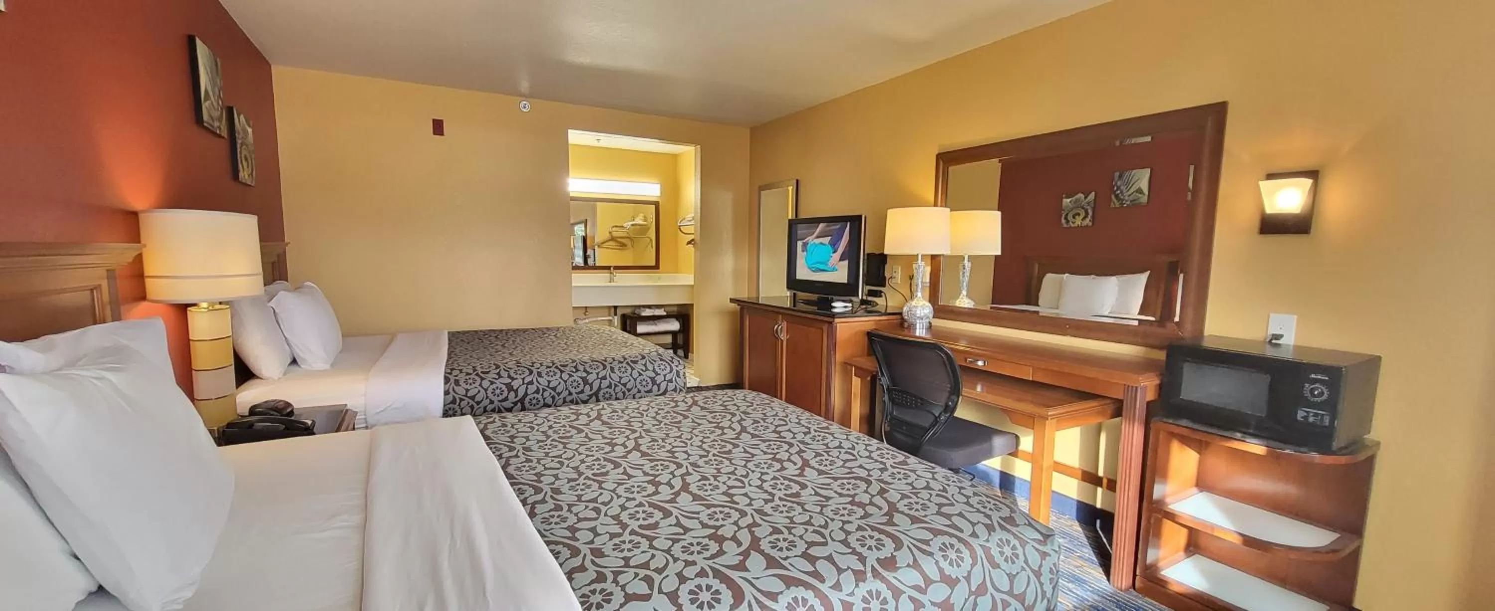 Photo of the whole room, Bed in Olympic Inn & Suites Port Angeles