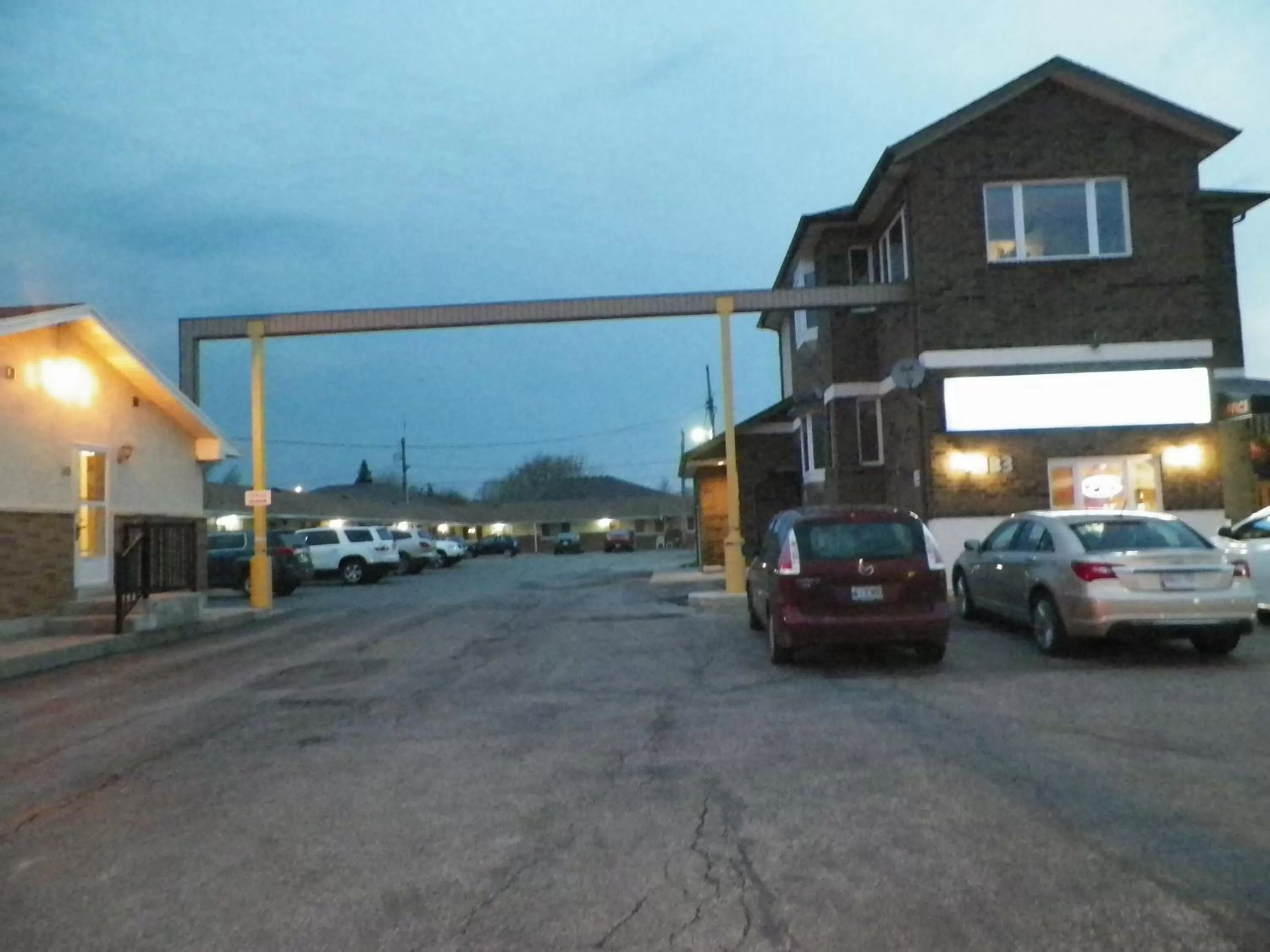 Property building in Sunparlor Motel