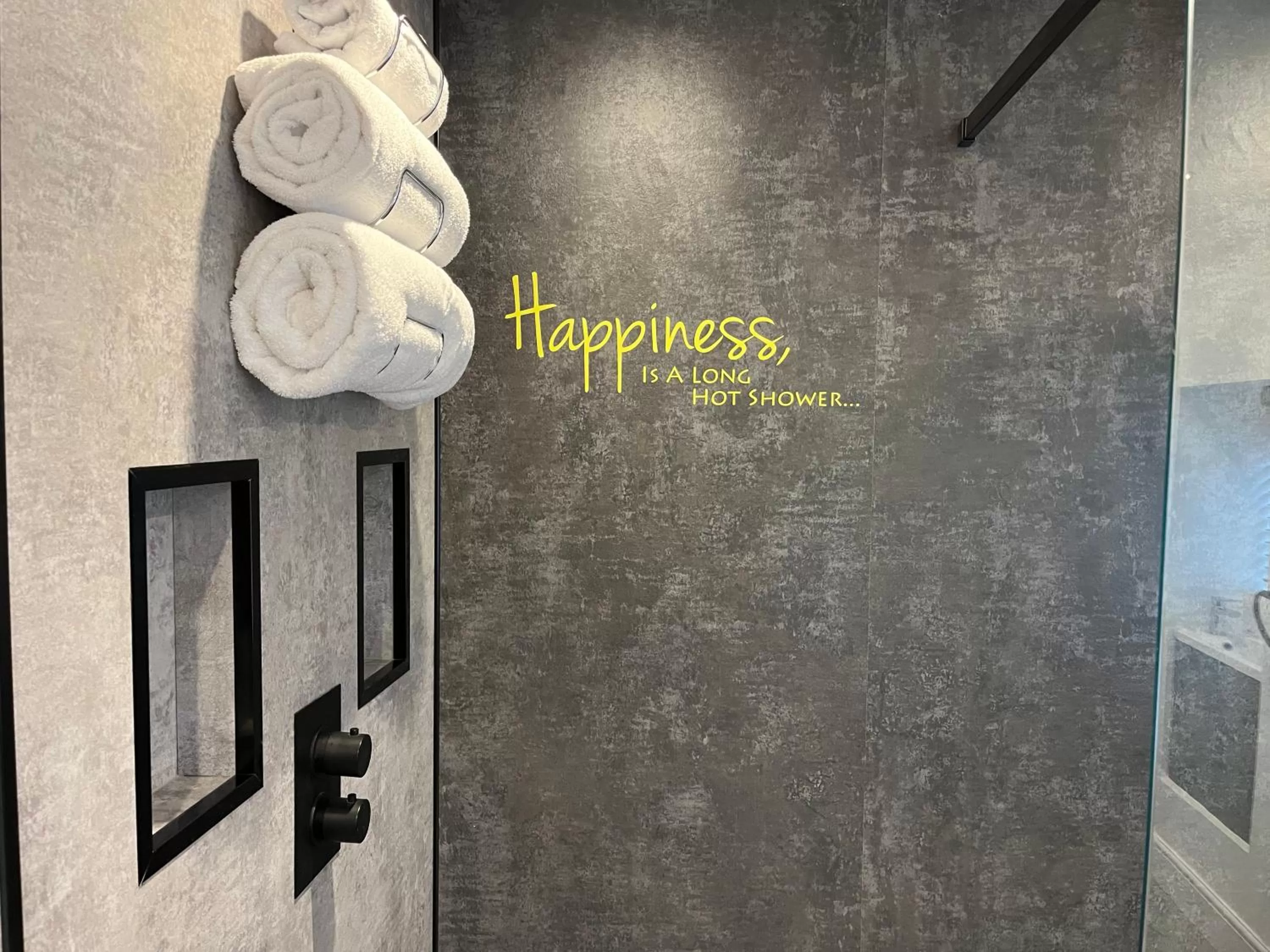 Shower in Crown and Cushion Appleby