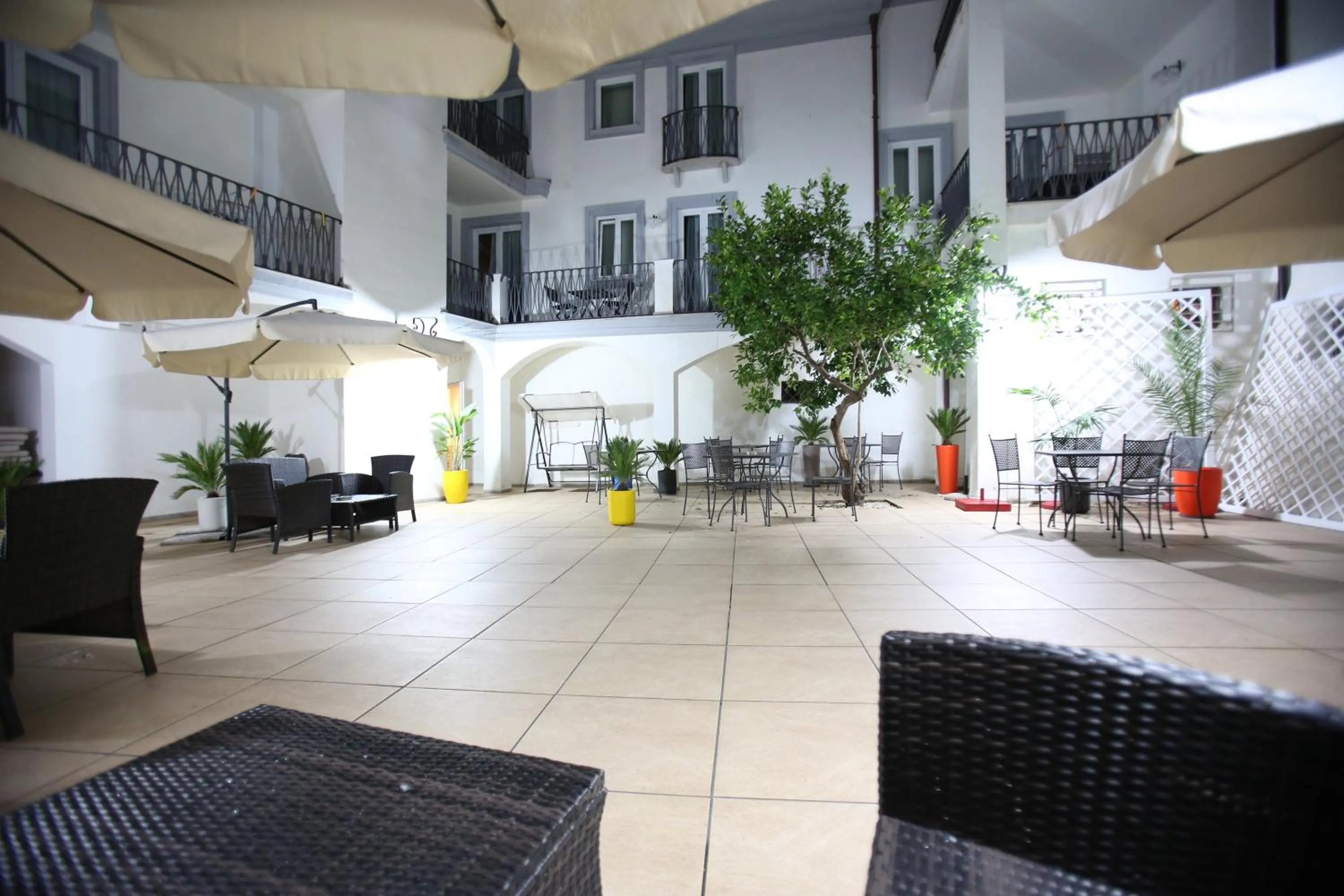 Patio in Albergo Residenziale La Corte