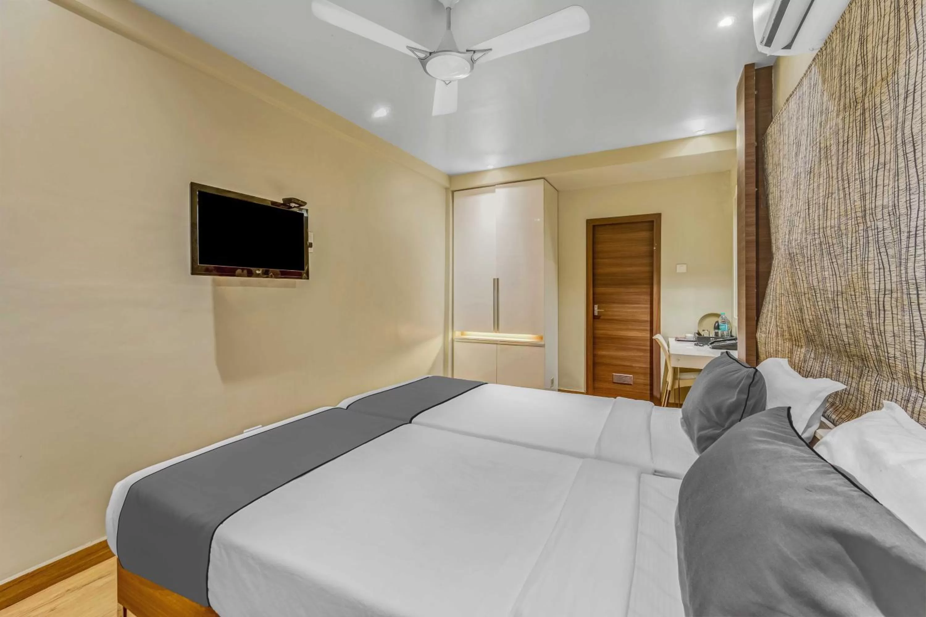 Bed in Upar Hotels Cinecity Kodambakkam RAGHAVENDRA MANDAPAM