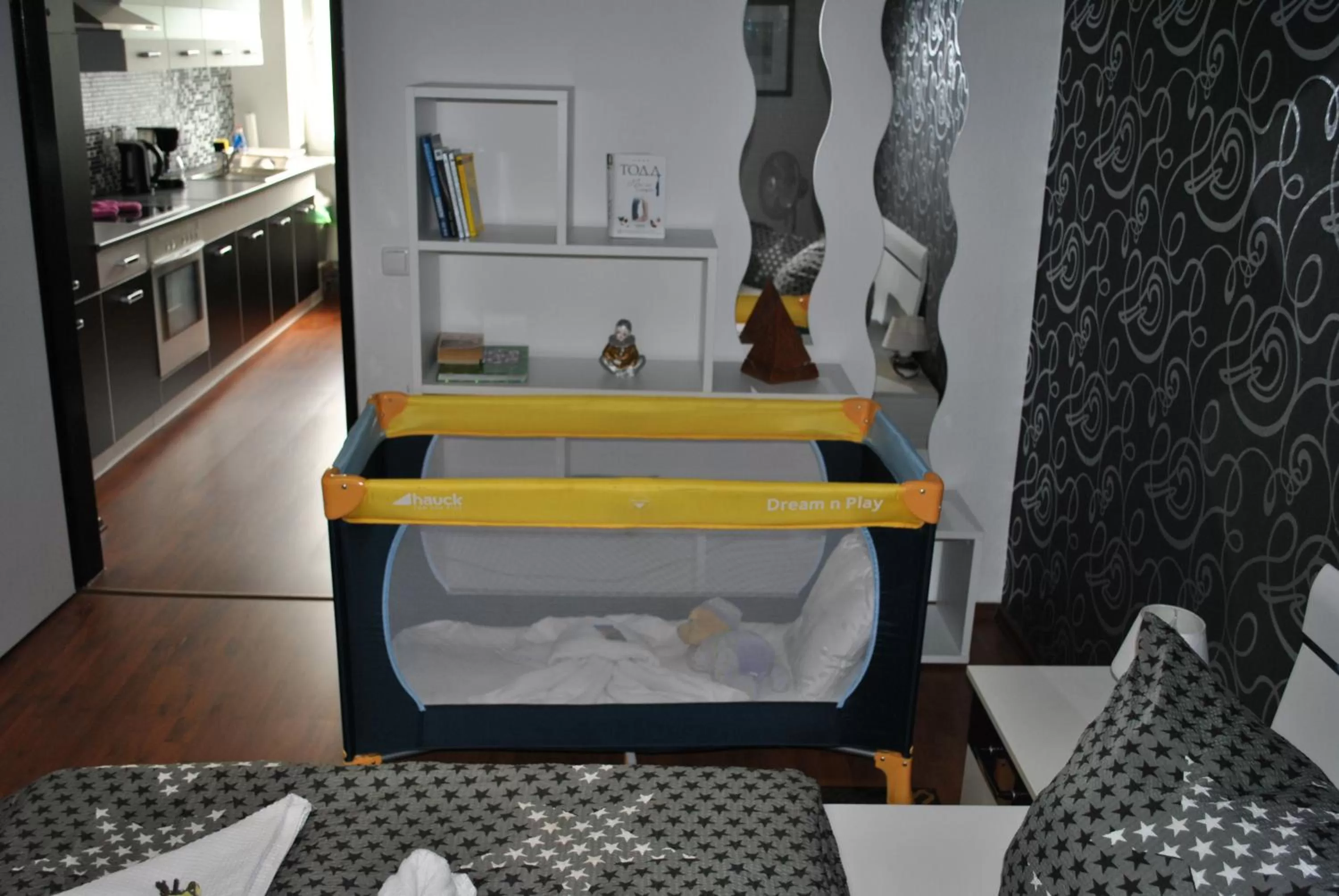 cot, Bed in Suite-Apartment-Essen