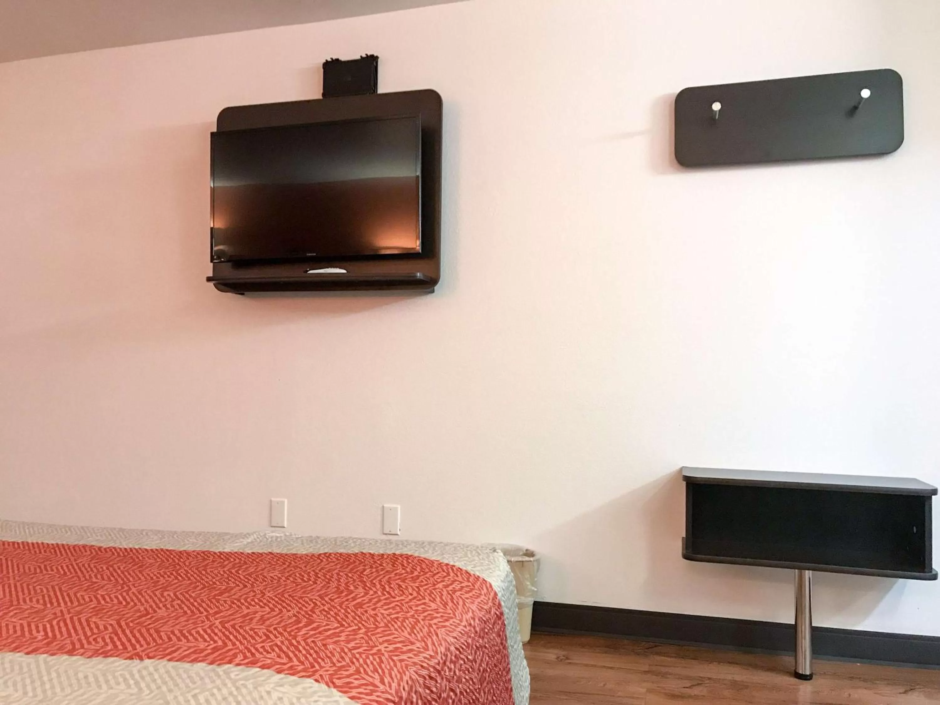 TV and multimedia, Bed in Motel 6-Bremen, GA
