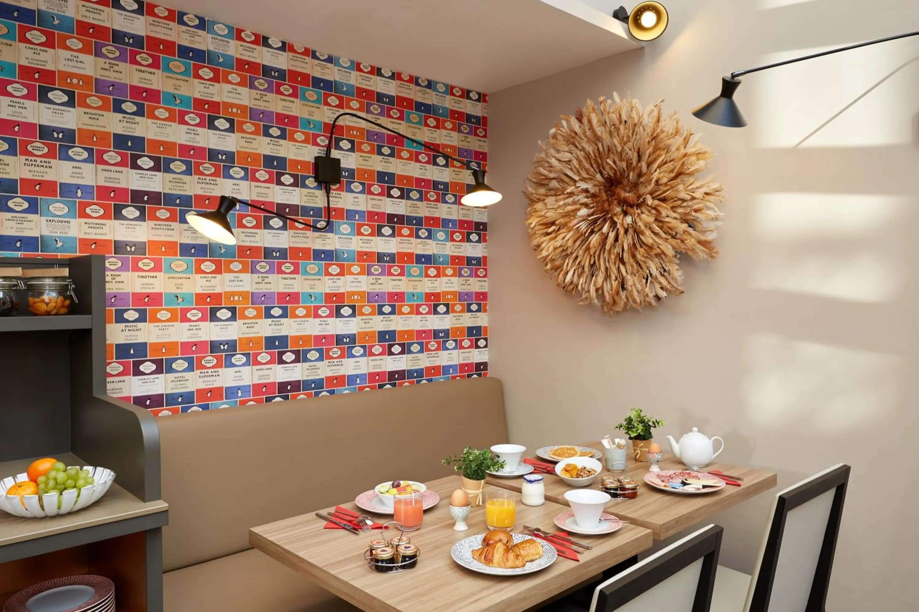 Communal lounge/ TV room in Hôtel Vic Eiffel