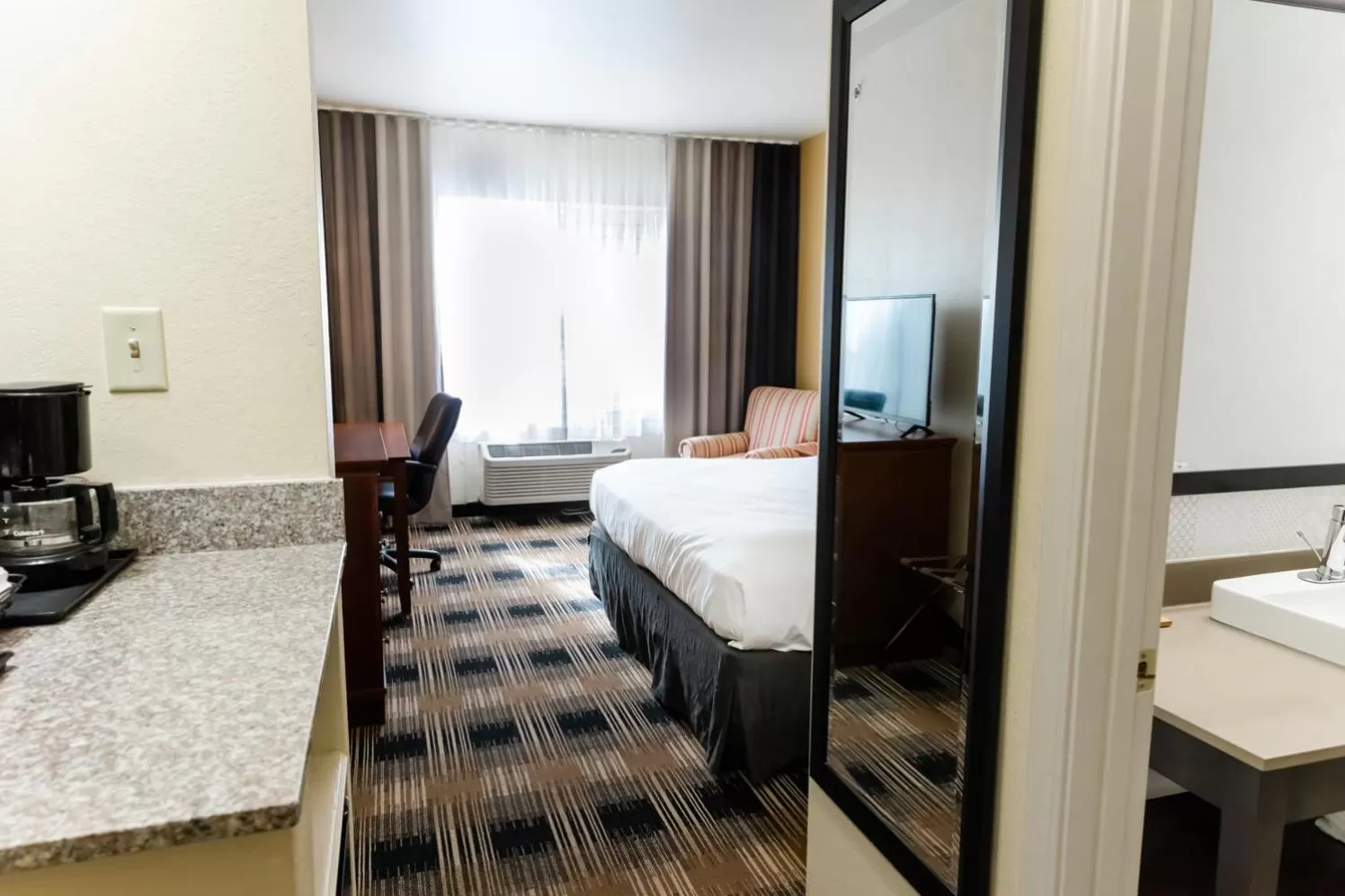 Bed in Country Inn & Suites by Radisson, Helen, GA