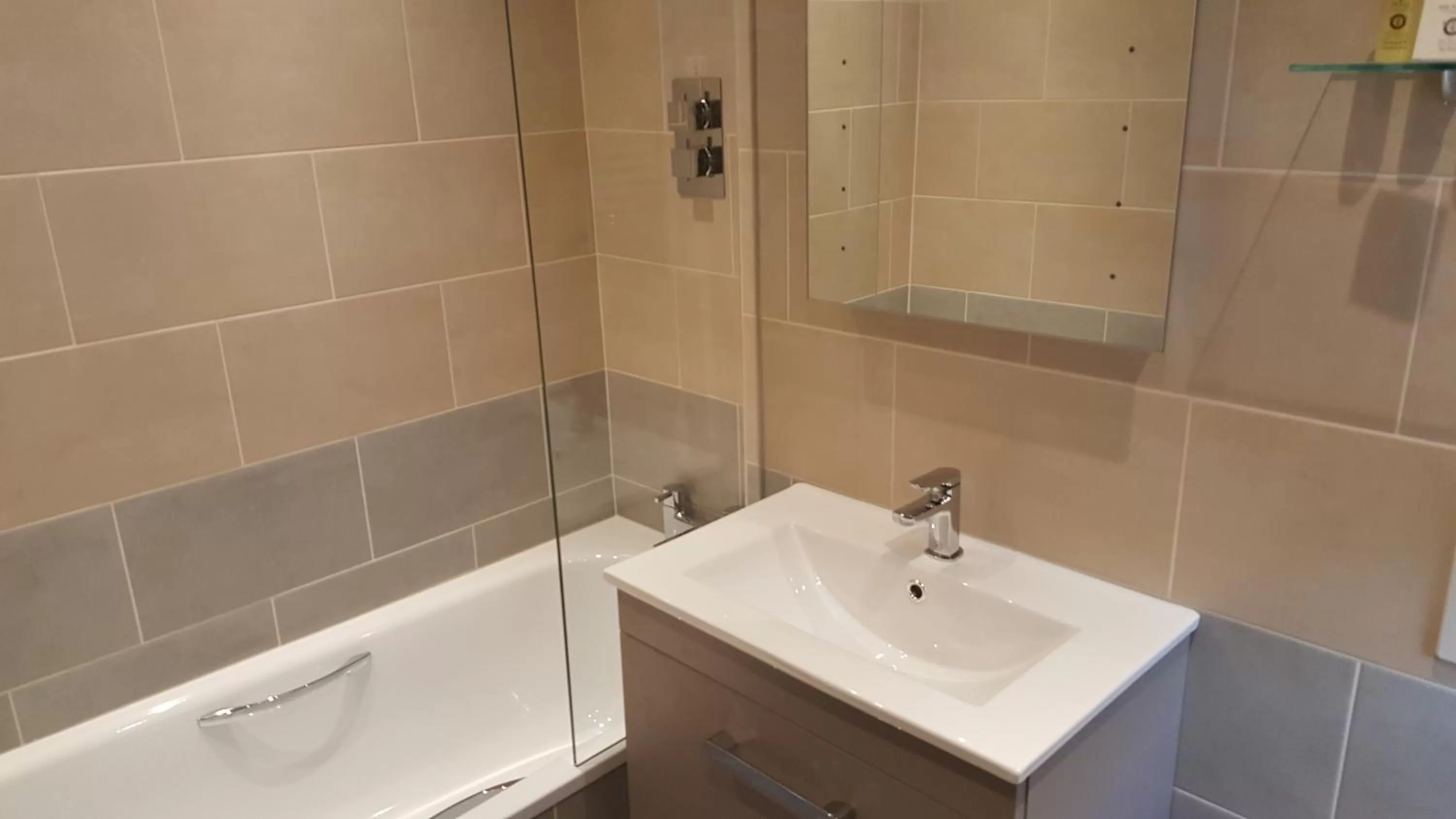 Superior Twin Room in Stonecross Manor Hotel