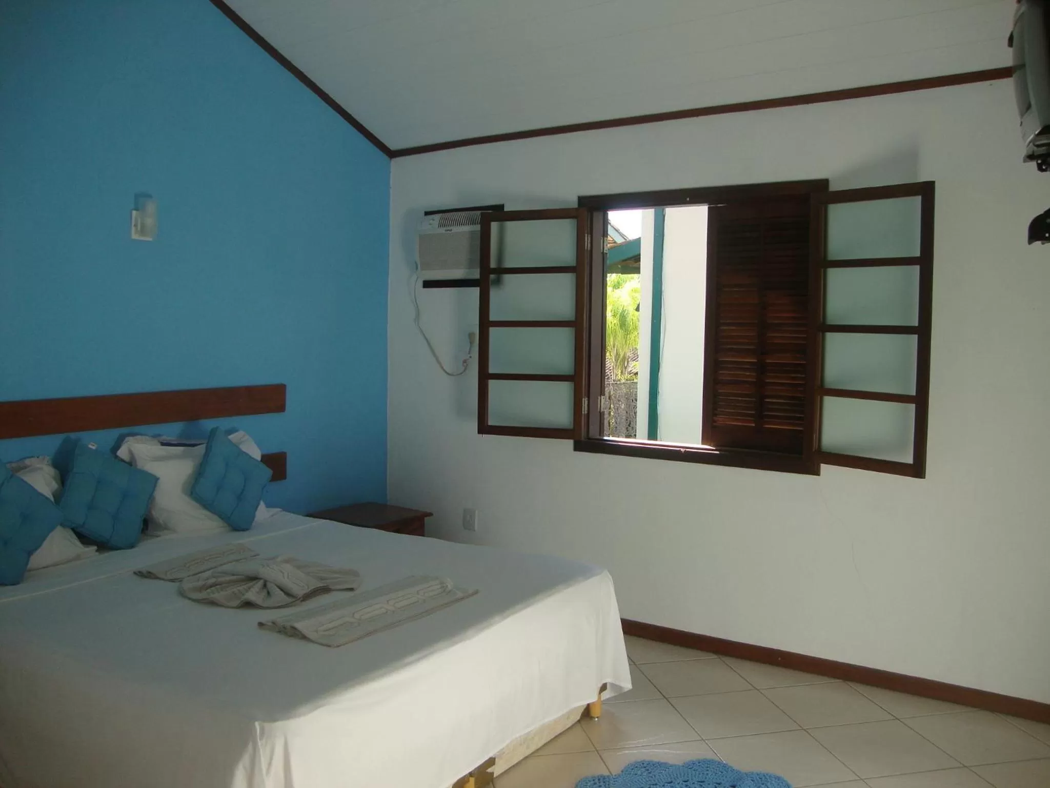 Photo of the whole room, Bed in Pousada Flor de Paraty