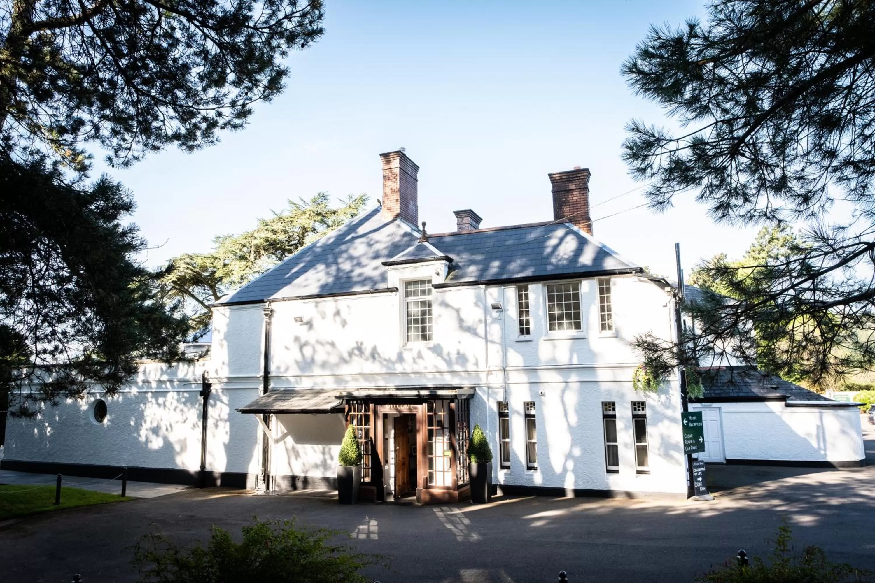 Facade/entrance in Manor Parc Hotel
