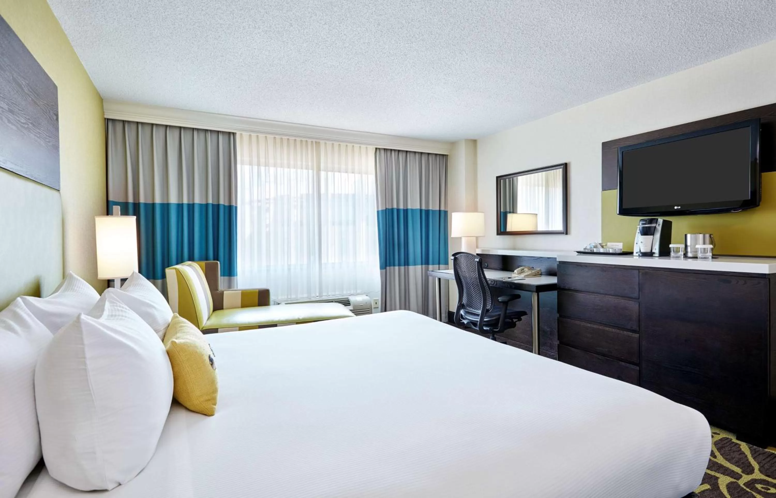 Bedroom, Bed in DoubleTree by Hilton Charlotte Gateway Village