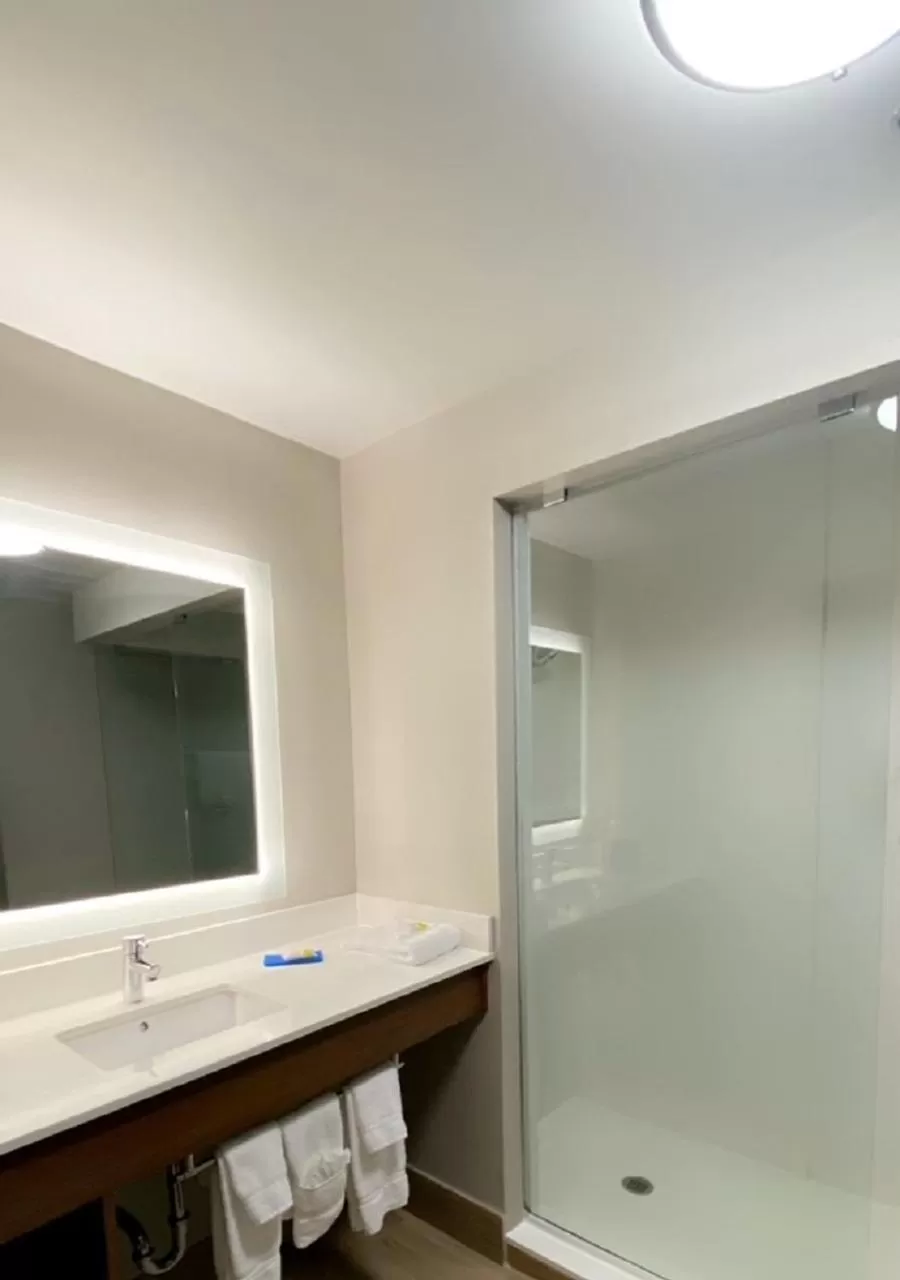 Shower in Holiday Inn Express Quantico - Stafford by IHG