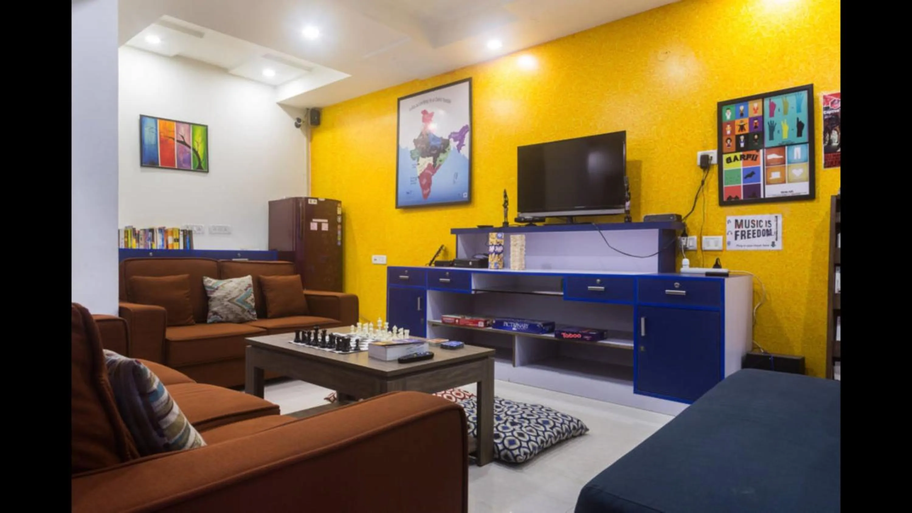 Communal lounge/ TV room in Joey's Hostel Delhi - 20 mins from Railway Station