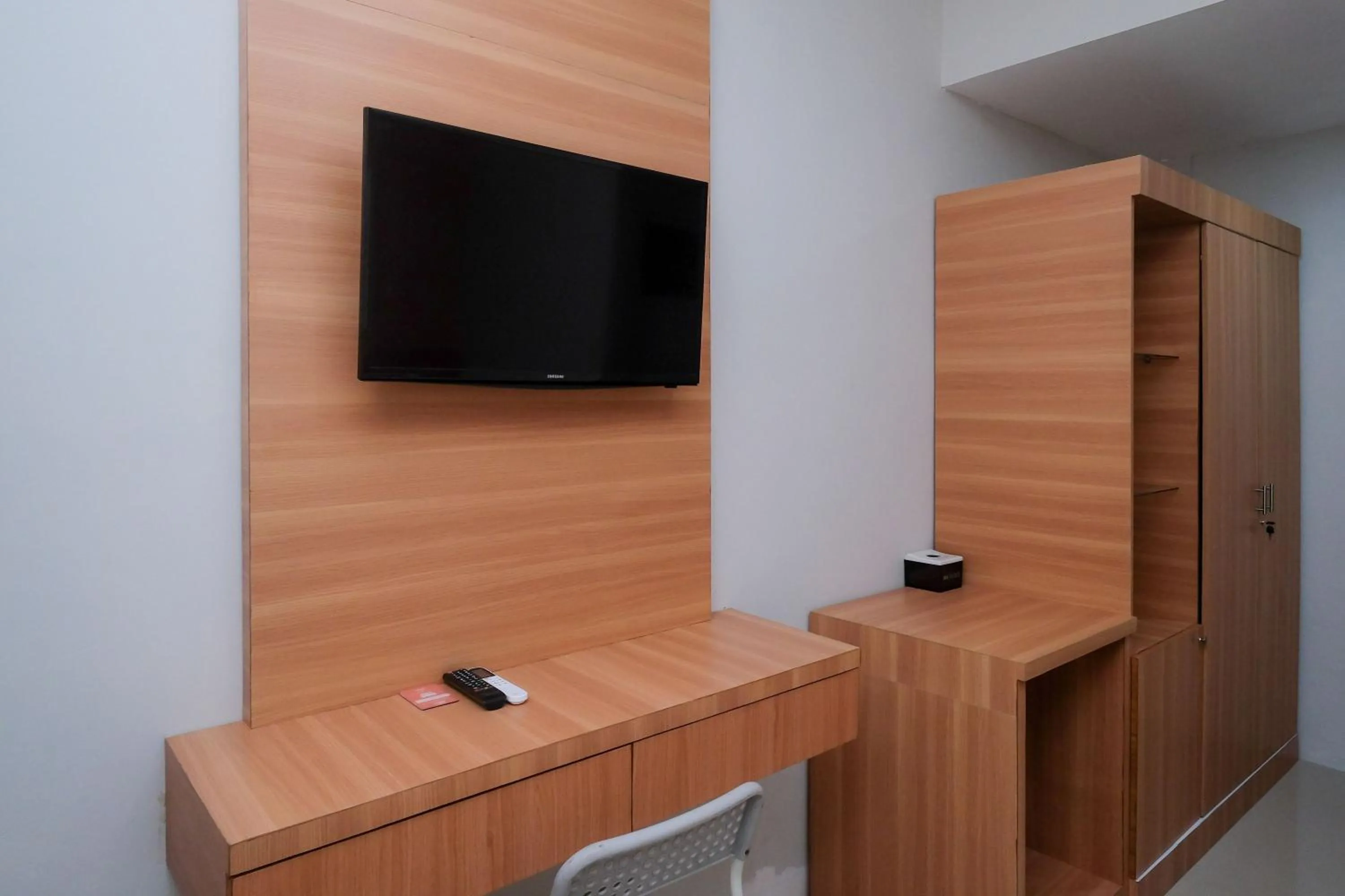 TV and multimedia in Sans Hotel Tiga Putri Semarang by RedDoorz