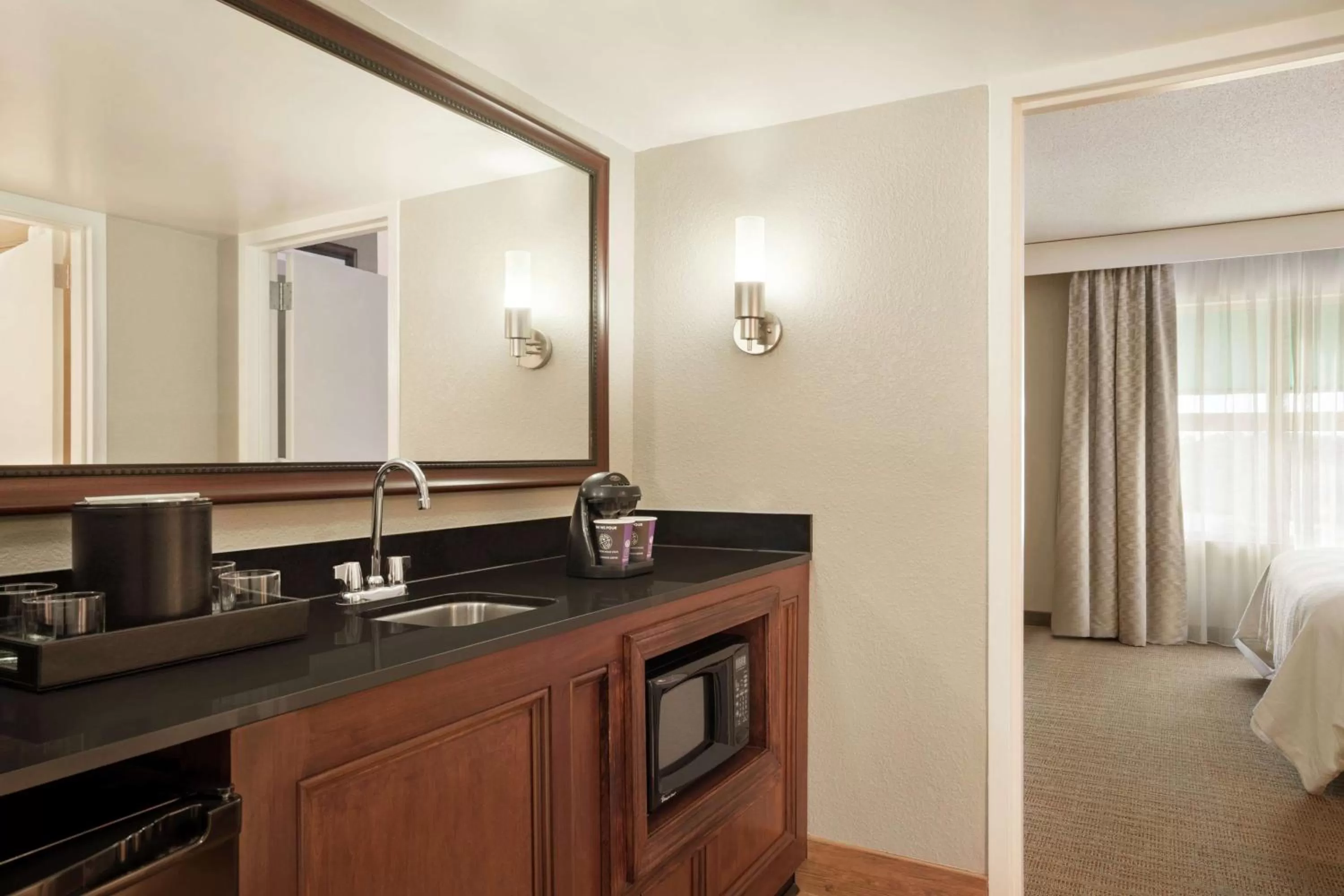 Photo of the whole room in Embassy Suites Brunswick