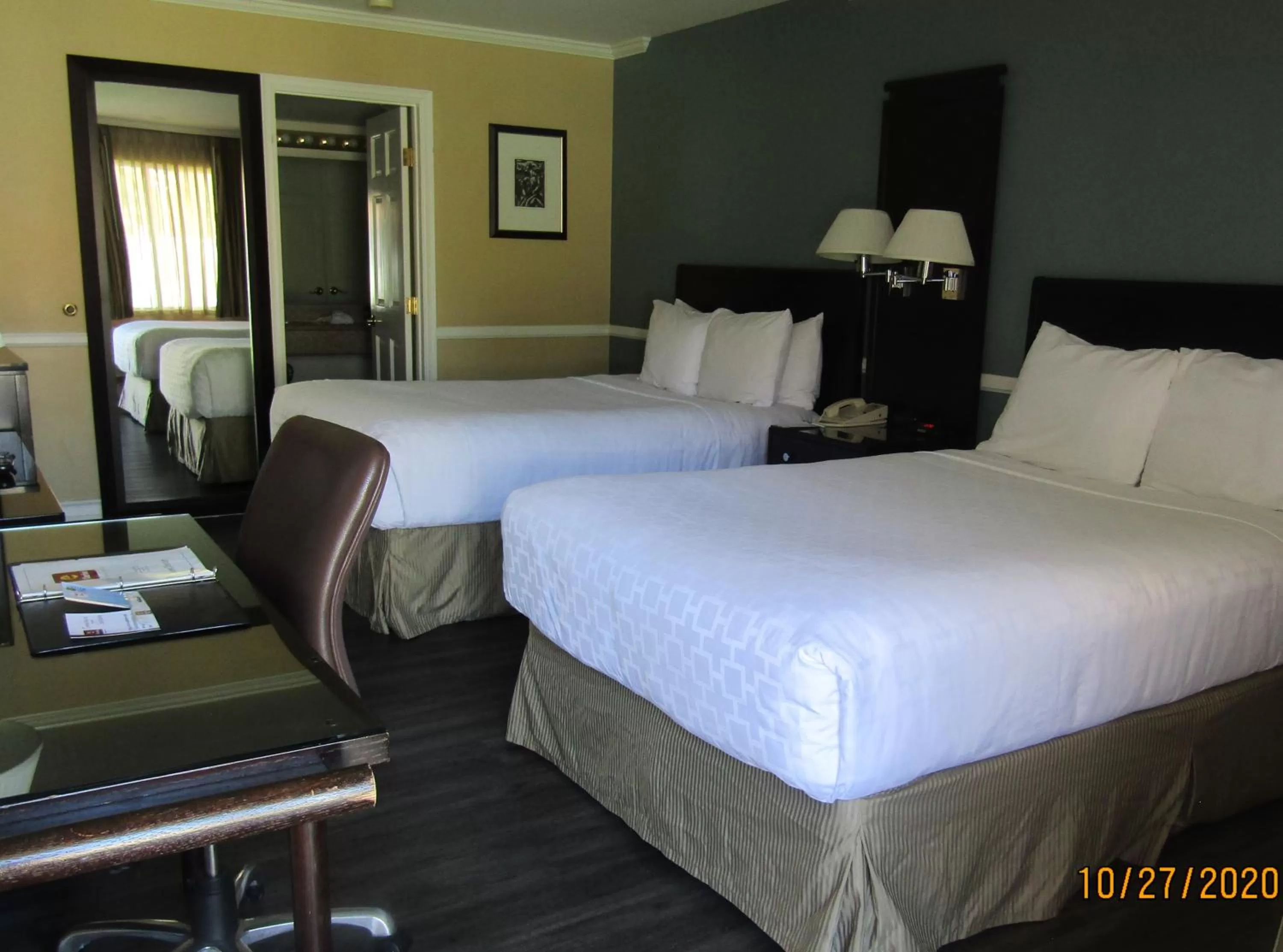Bedroom, Bed in Clarion Inn Near China Lake Naval Station
