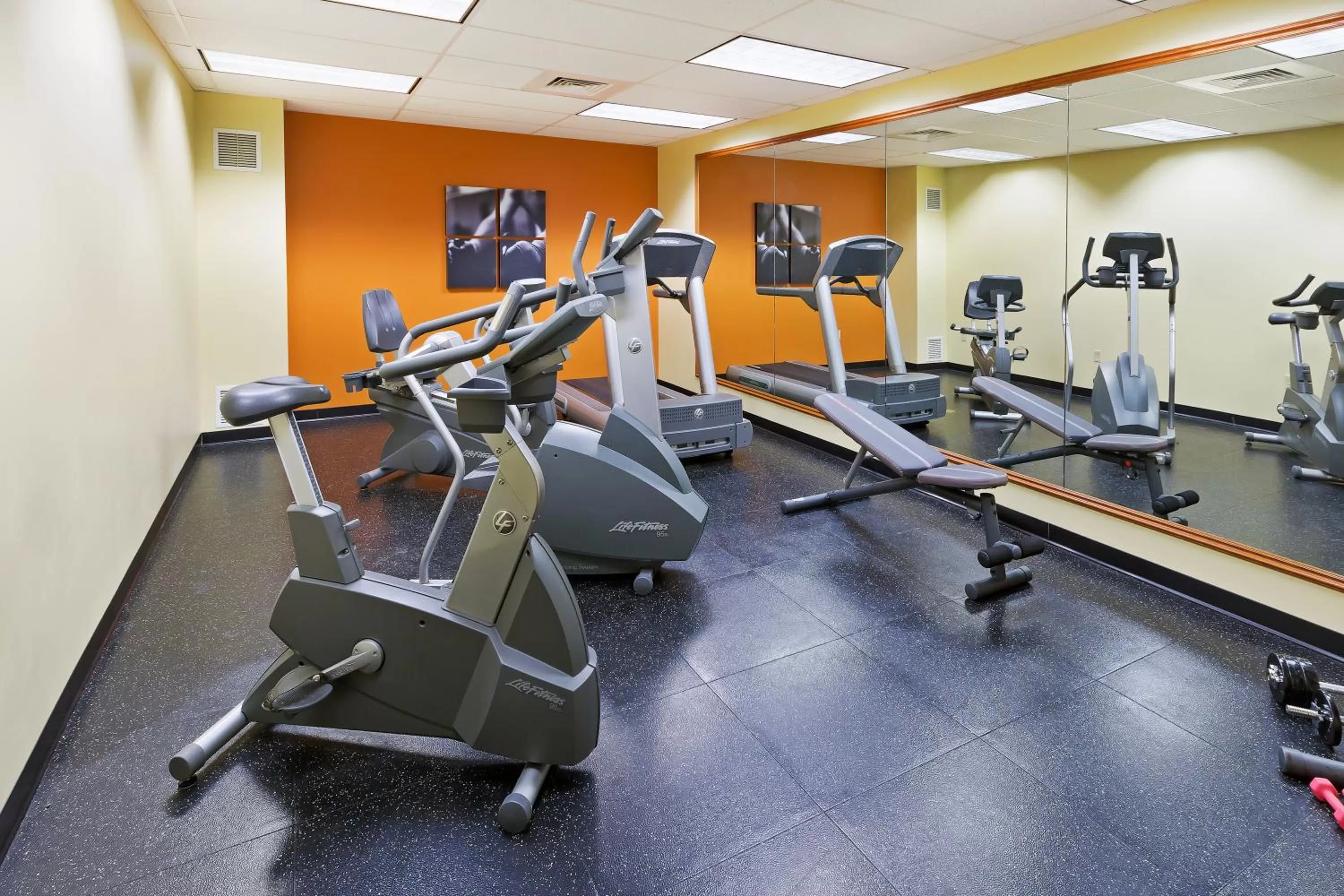 Fitness centre/facilities in Country Inn & Suites by Radisson, Lewisburg, PA