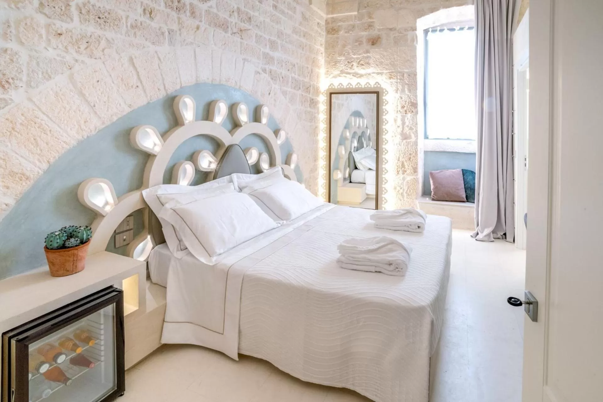 Bed in Vico Bianco Raro Villas Smart Rooms Collection