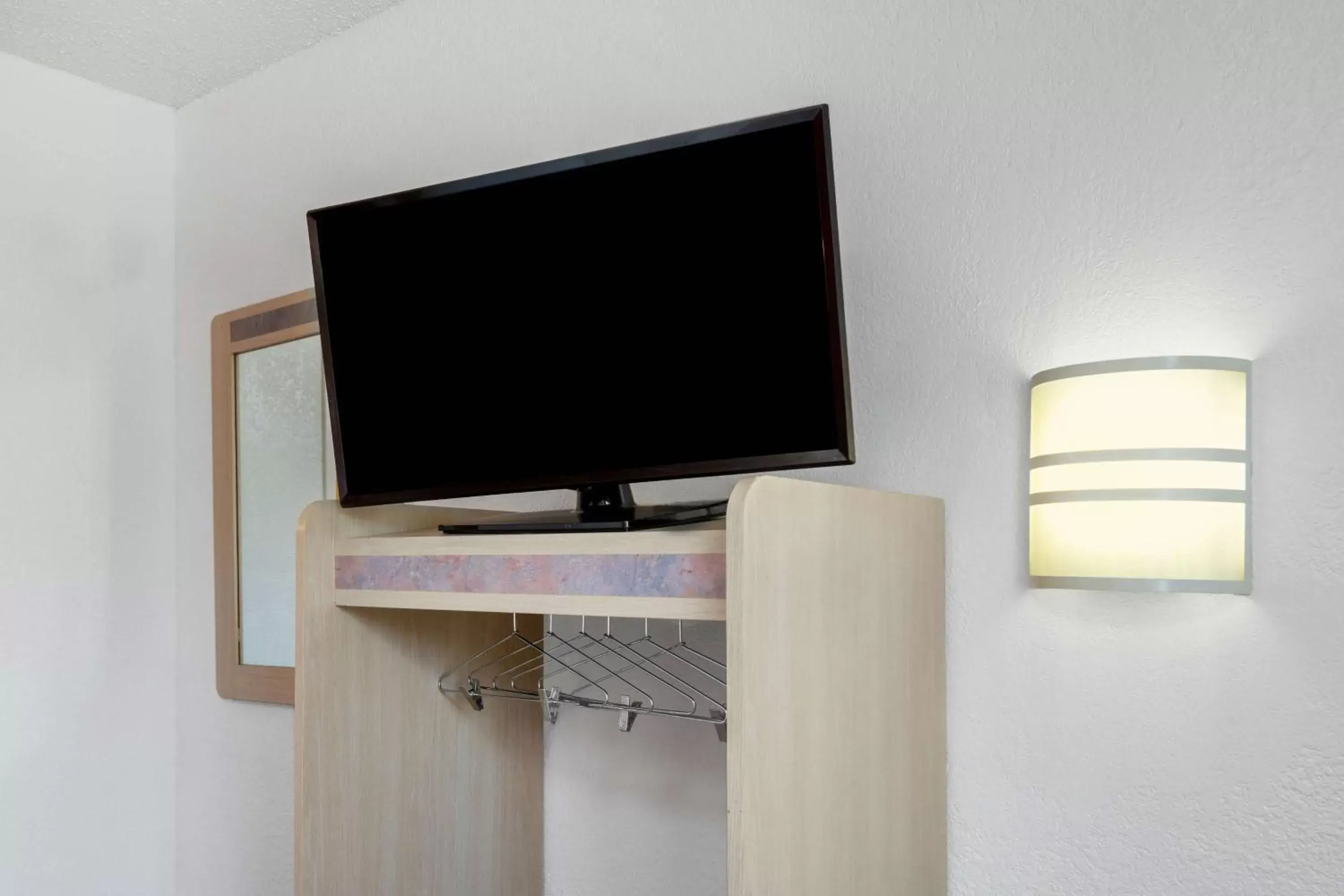 Deluxe Quadruple Room in Motel 6-Sepulveda, CA - Los Angeles - Van Nuys - North Hills Deluxe Quadruple Room in Motel 6-Sepulveda, CA - Los Angeles - Van Nuys - North Hills