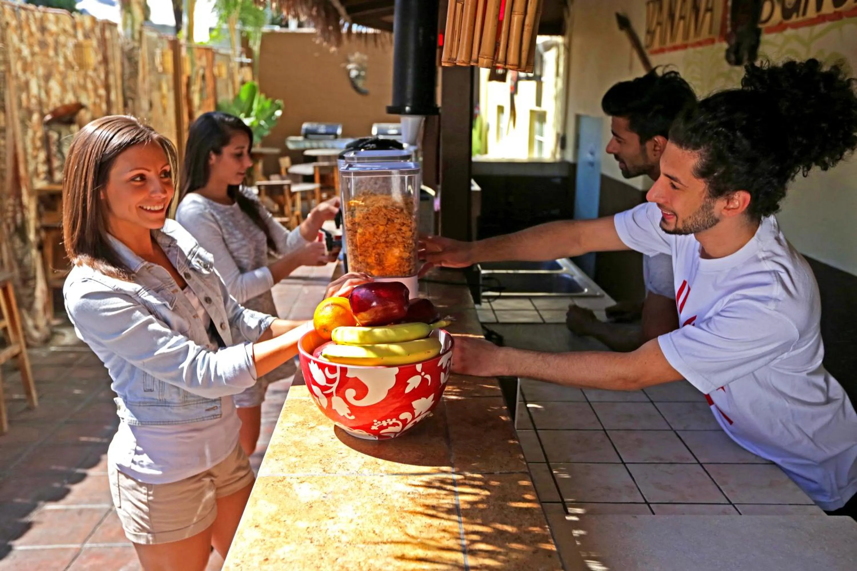 Garden in Banana Bungalow Hollywood Hotel & Hostel