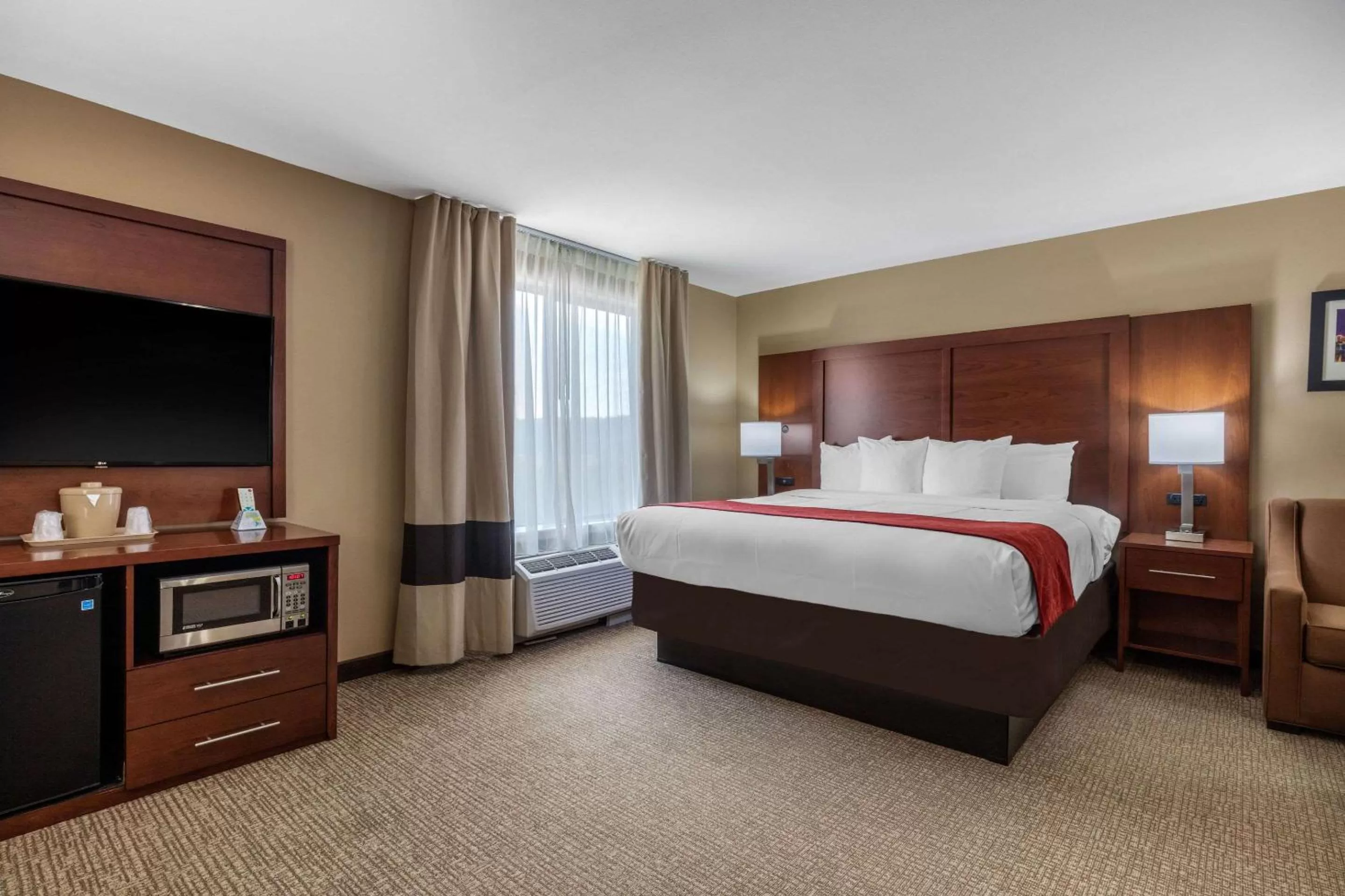 Photo of the whole room, Bed in Comfort Suites Pelham Hoover I-65
