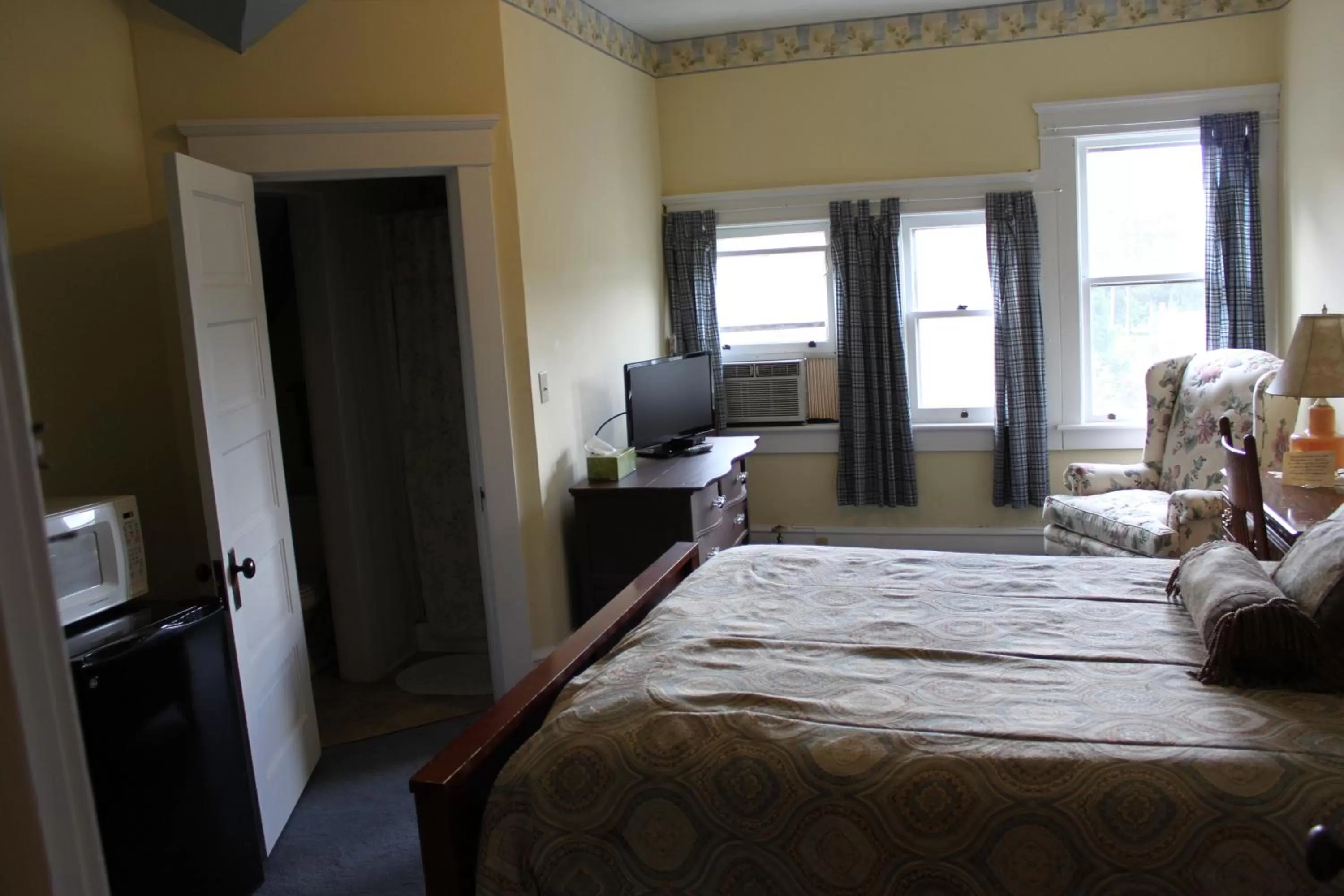 Bedroom, Bed in Victorian Charm Inn