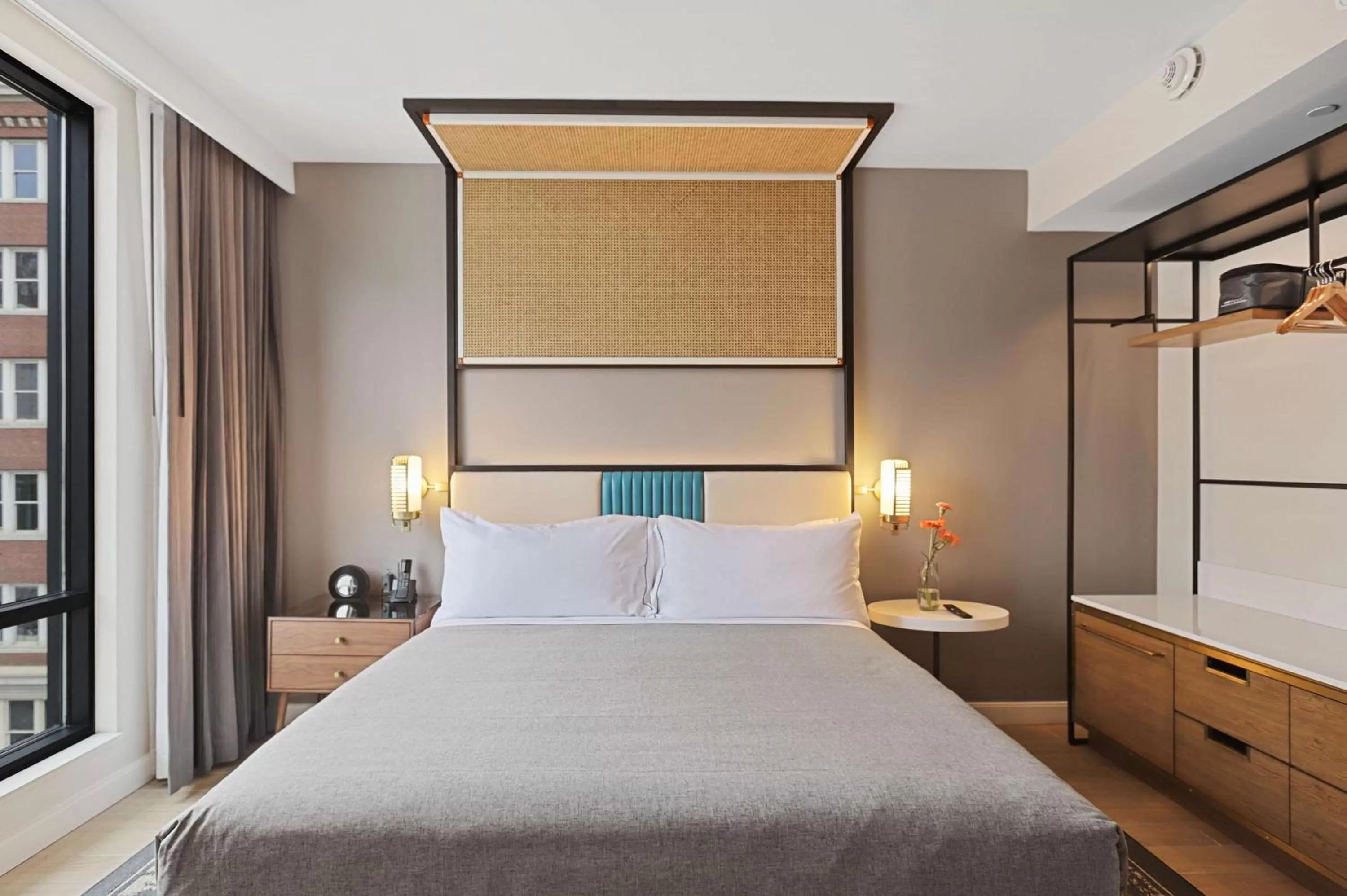 Bed in Canopy By Hilton Memphis Downtown