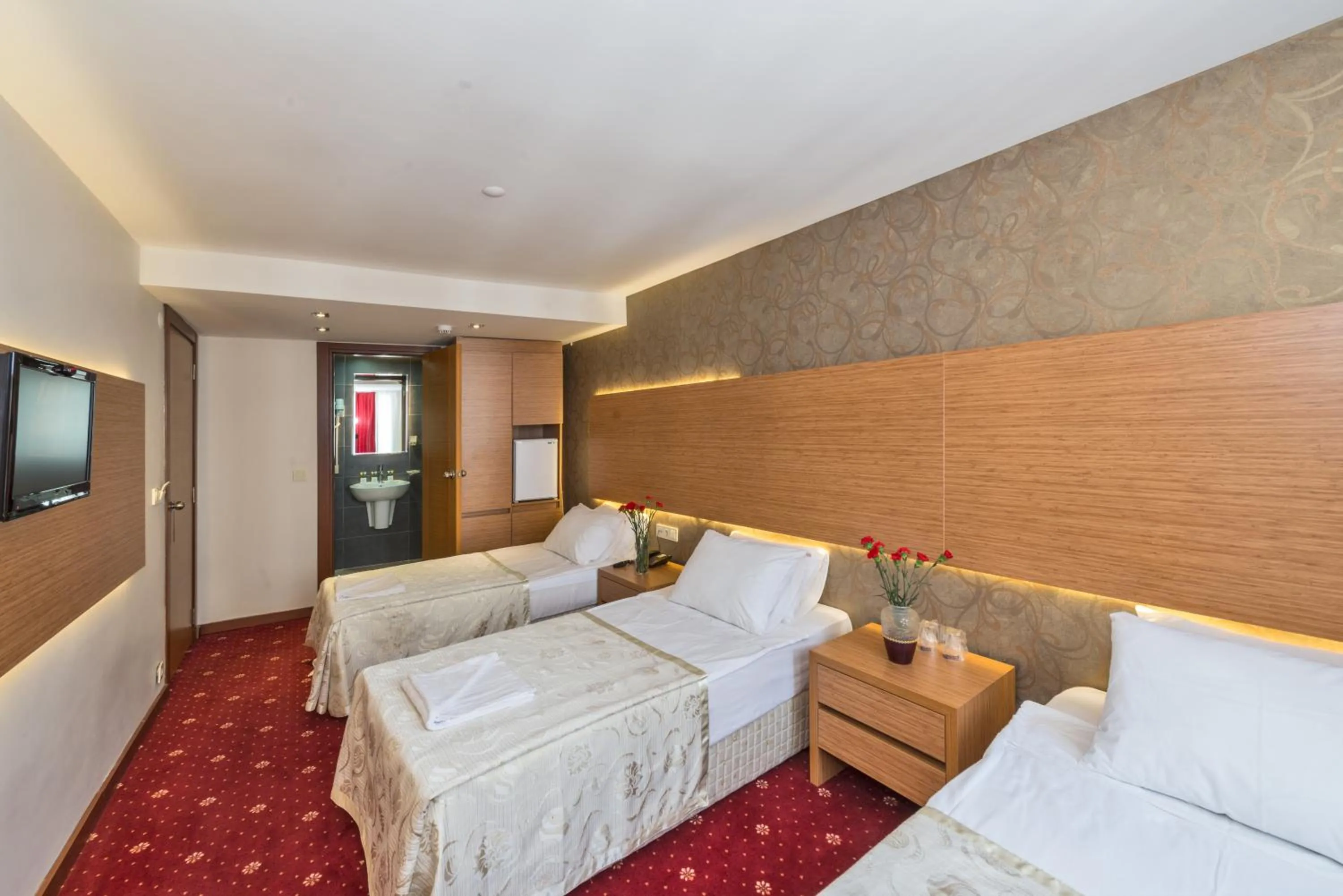 Photo of the whole room, Bed in Erbazlar Hotel