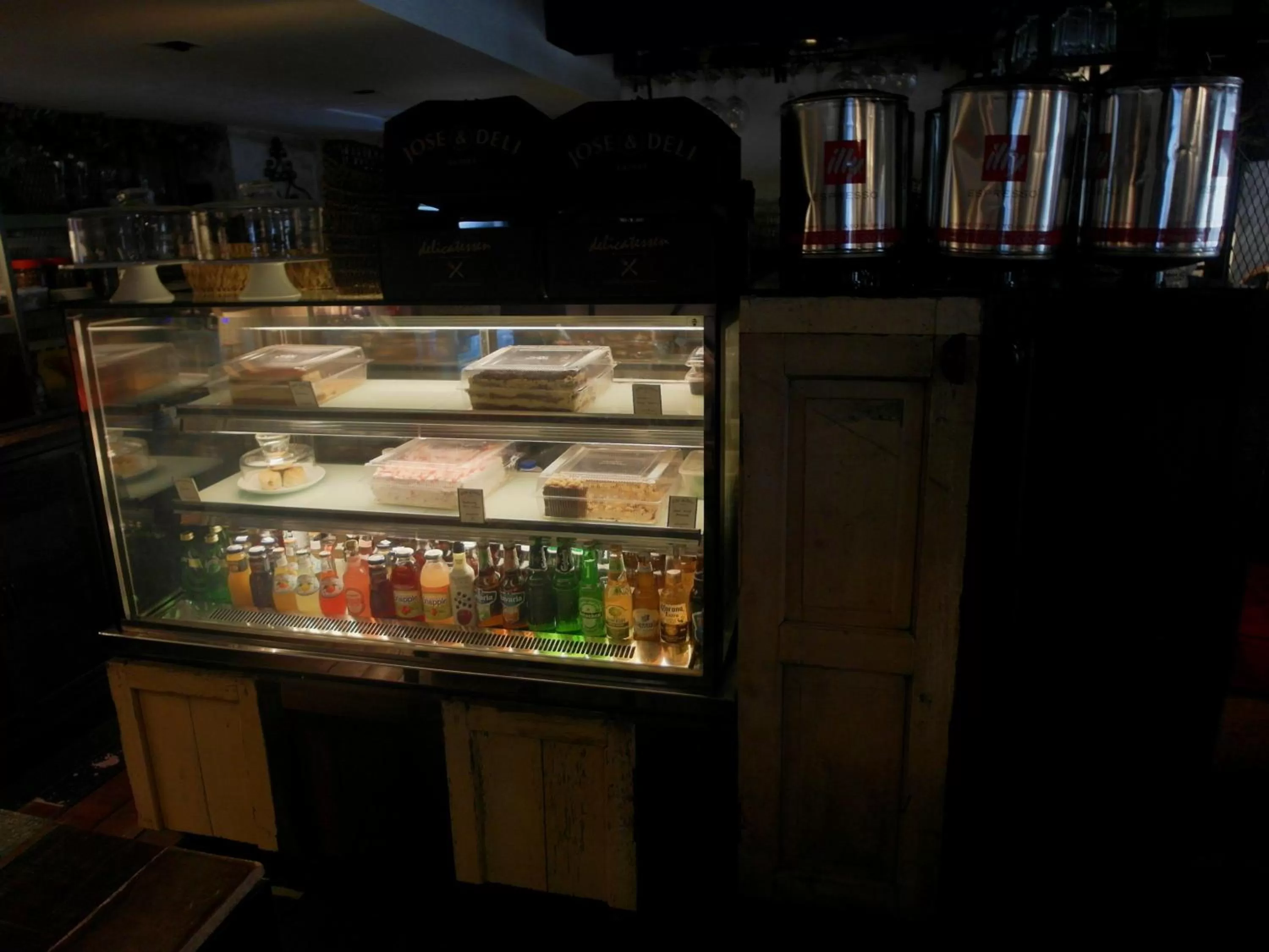 Restaurant/places to eat in French Hotel