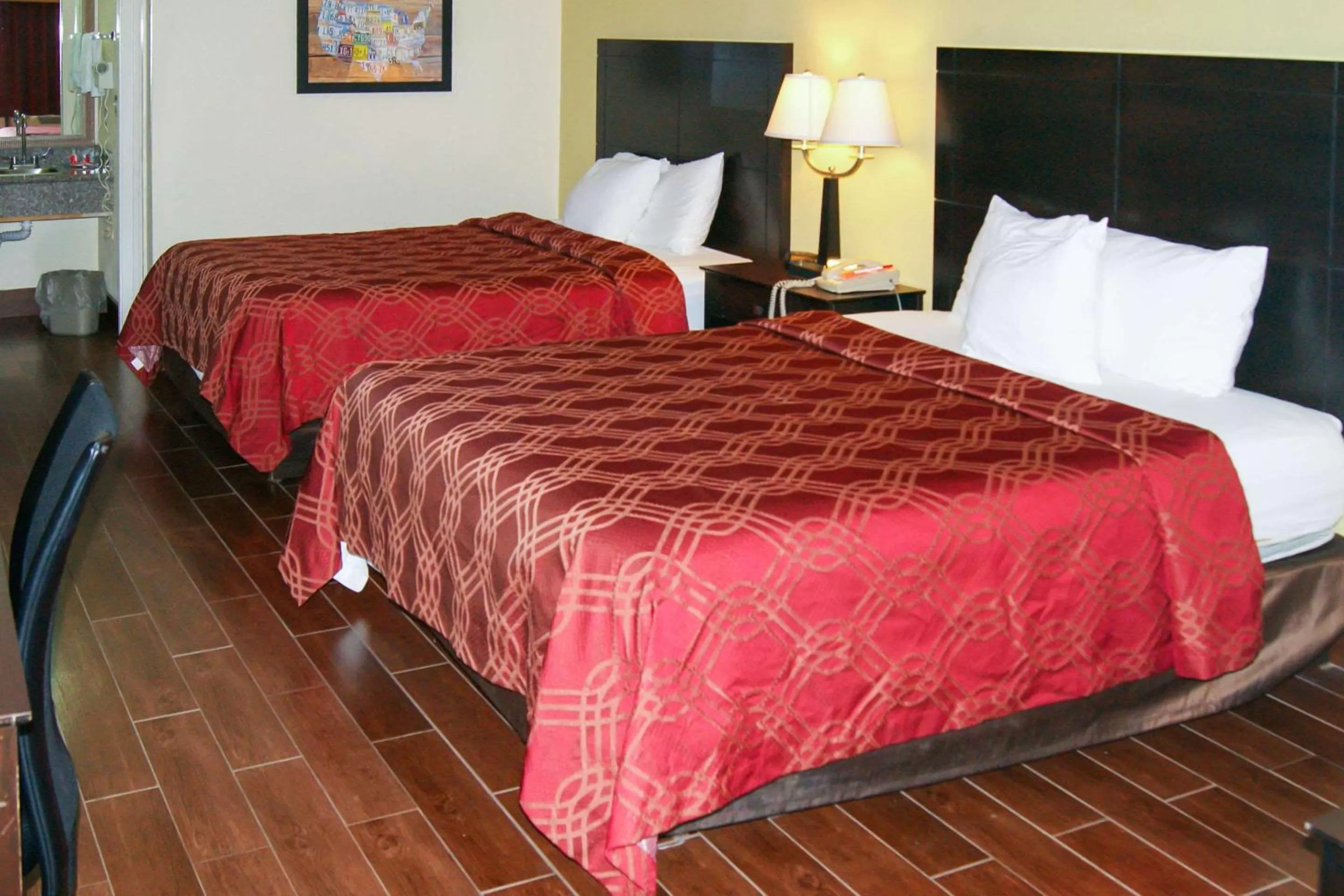Photo of the whole room, Bed in Econo Lodge Inn & Suites West - Energy Corridor