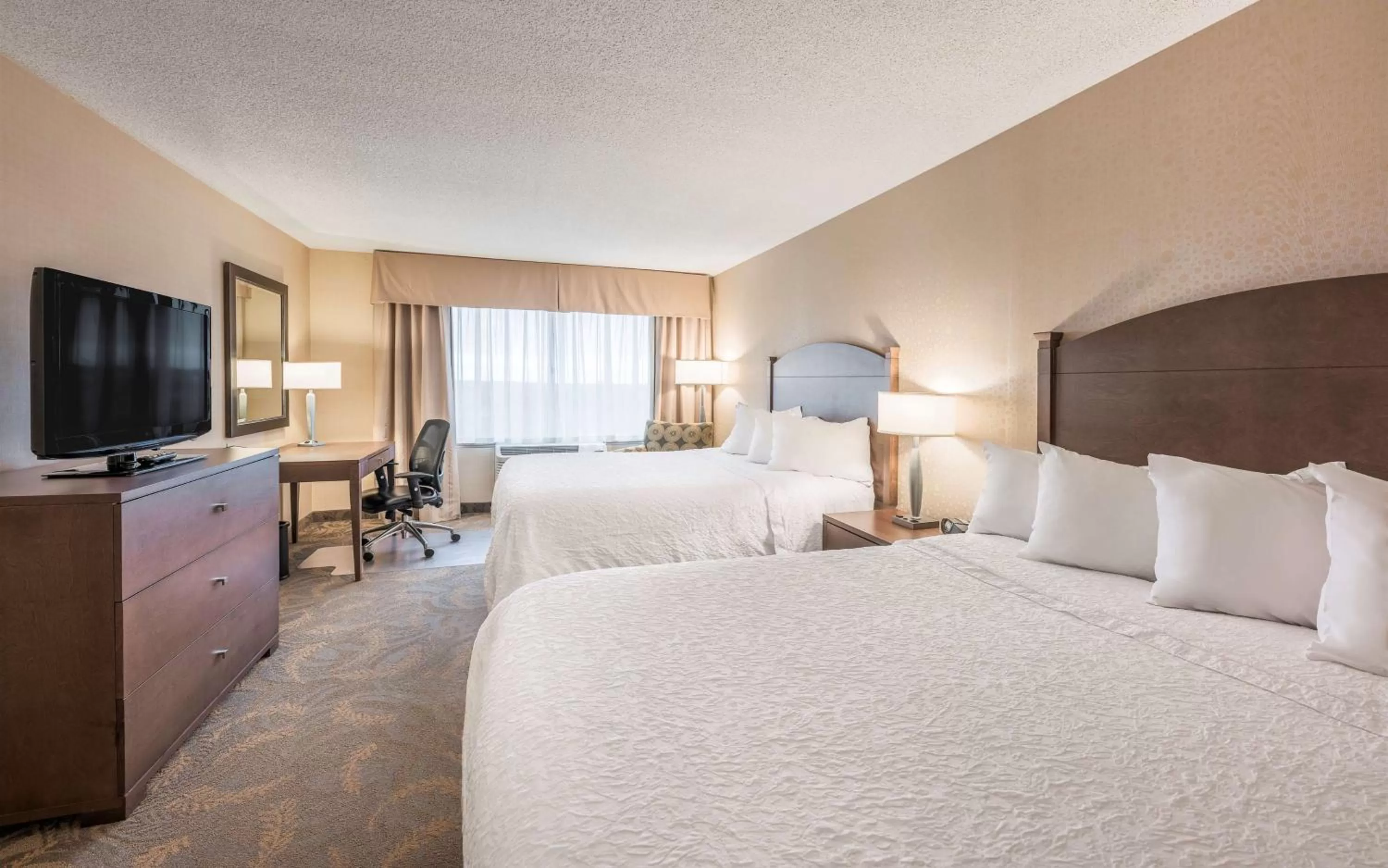 Bedroom, Bed in Hampton Inn Sydney