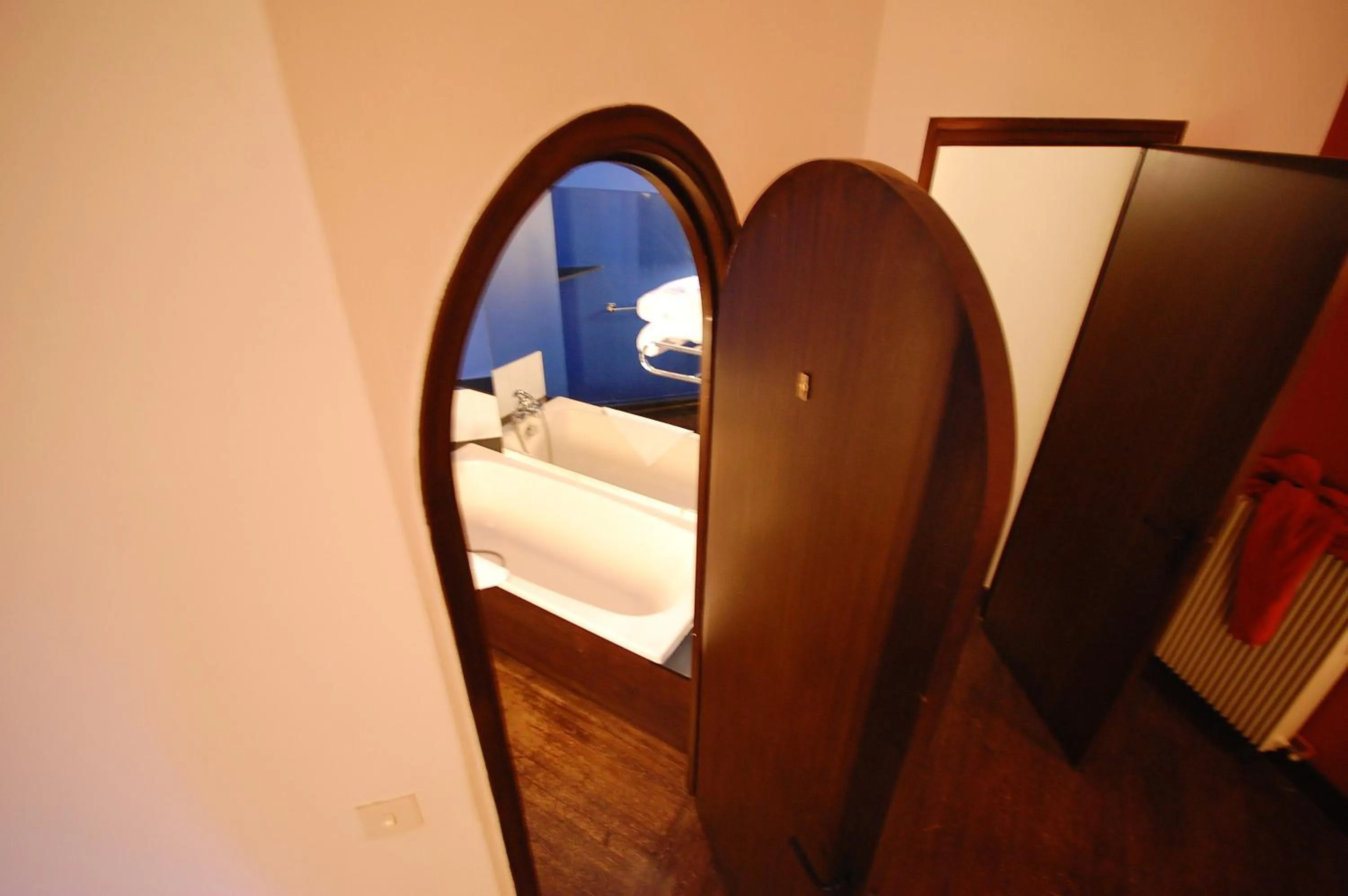 Bathroom, Bed in Grand Hôtel de l'Abbaye