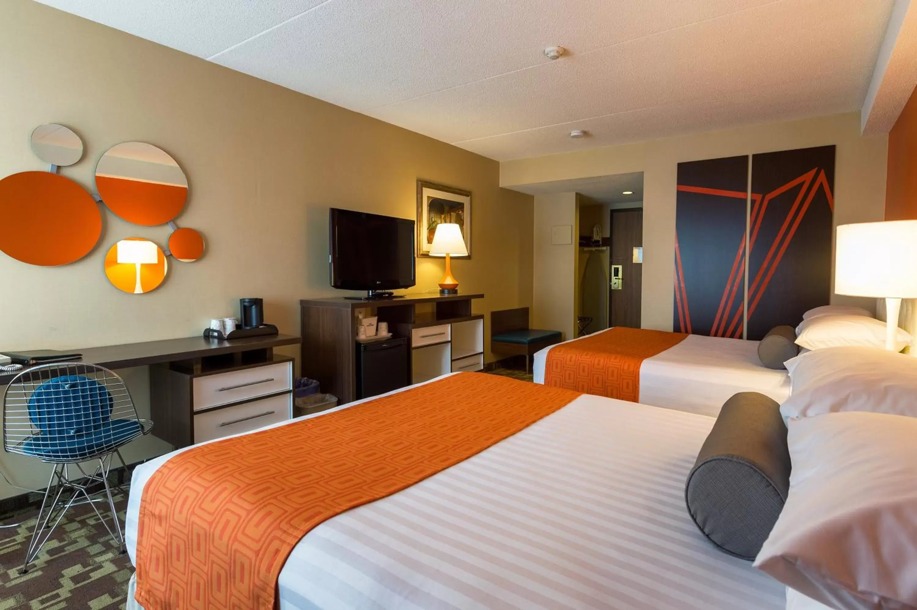 Family Suite with Three Queen Beds - Non-Smoking in Howard Johnson Plaza by Wyndham by the Falls Niagara Falls Family Suite with Three Queen Beds - Non-Smoking in Howard Johnson Plaza by Wyndham by the Falls Niagara Falls