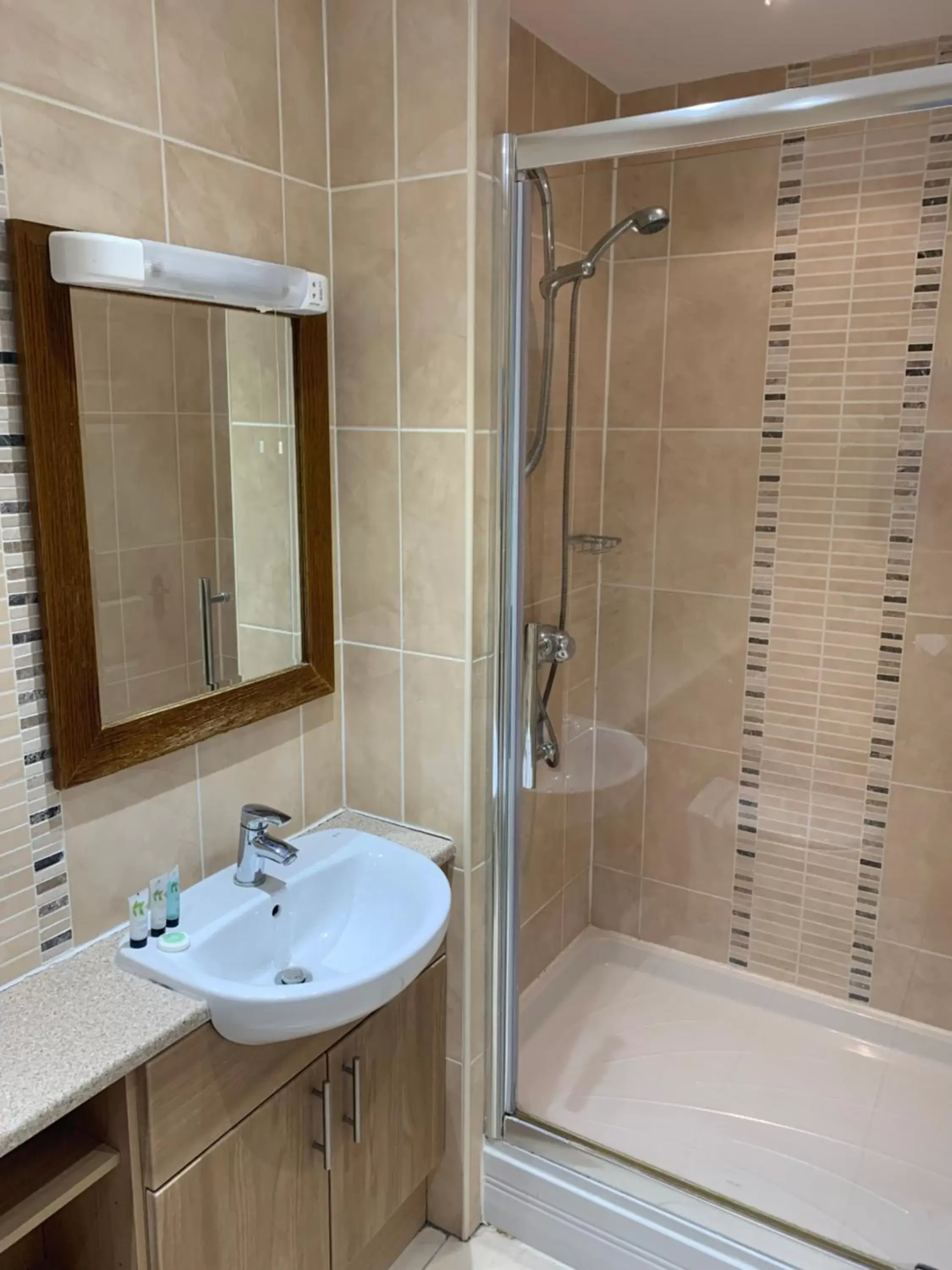 Deluxe Double Room with Shower - single occupancy in The Barrington Arms Hotel Deluxe Double Room with Shower - single occupancy in The Barrington Arms Hotel