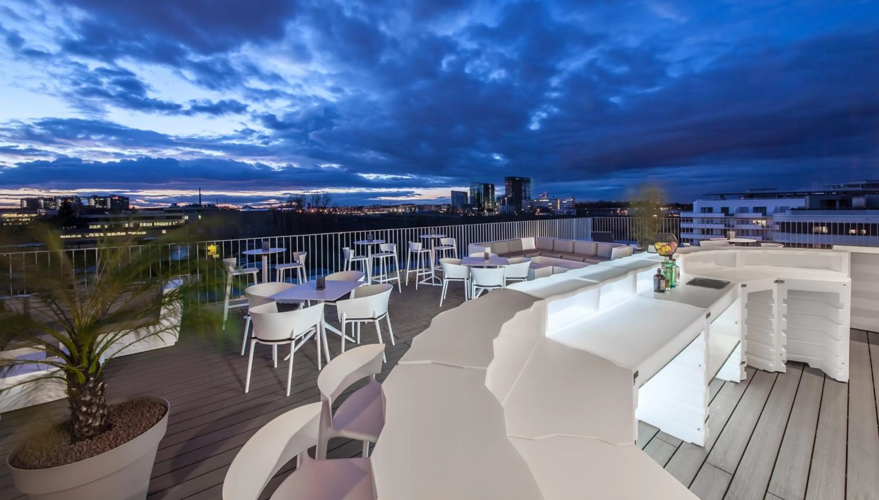 Lounge or bar in Holiday Inn Munich - City East, an IHG Hotel