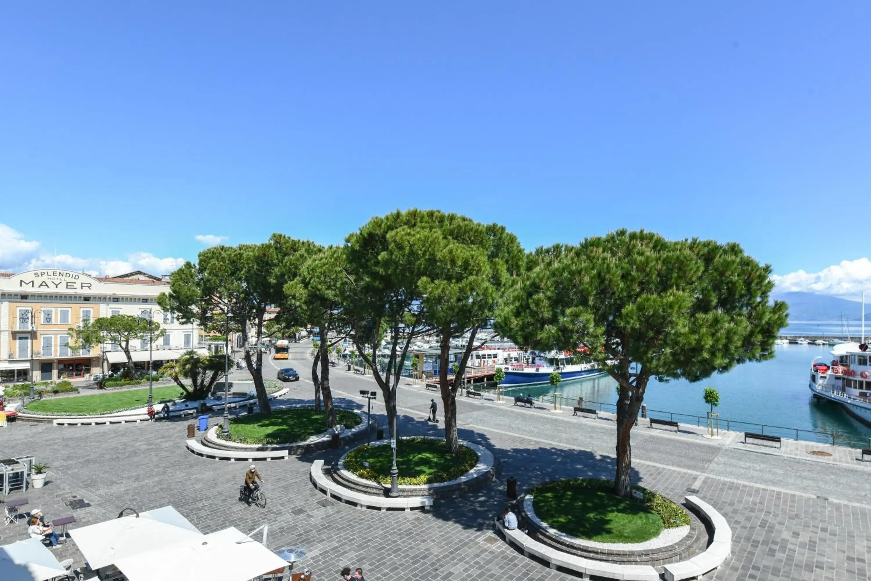 Deluxe Room with Lake View in Hotel Tripoli Deluxe Room with Lake View in Hotel Tripoli