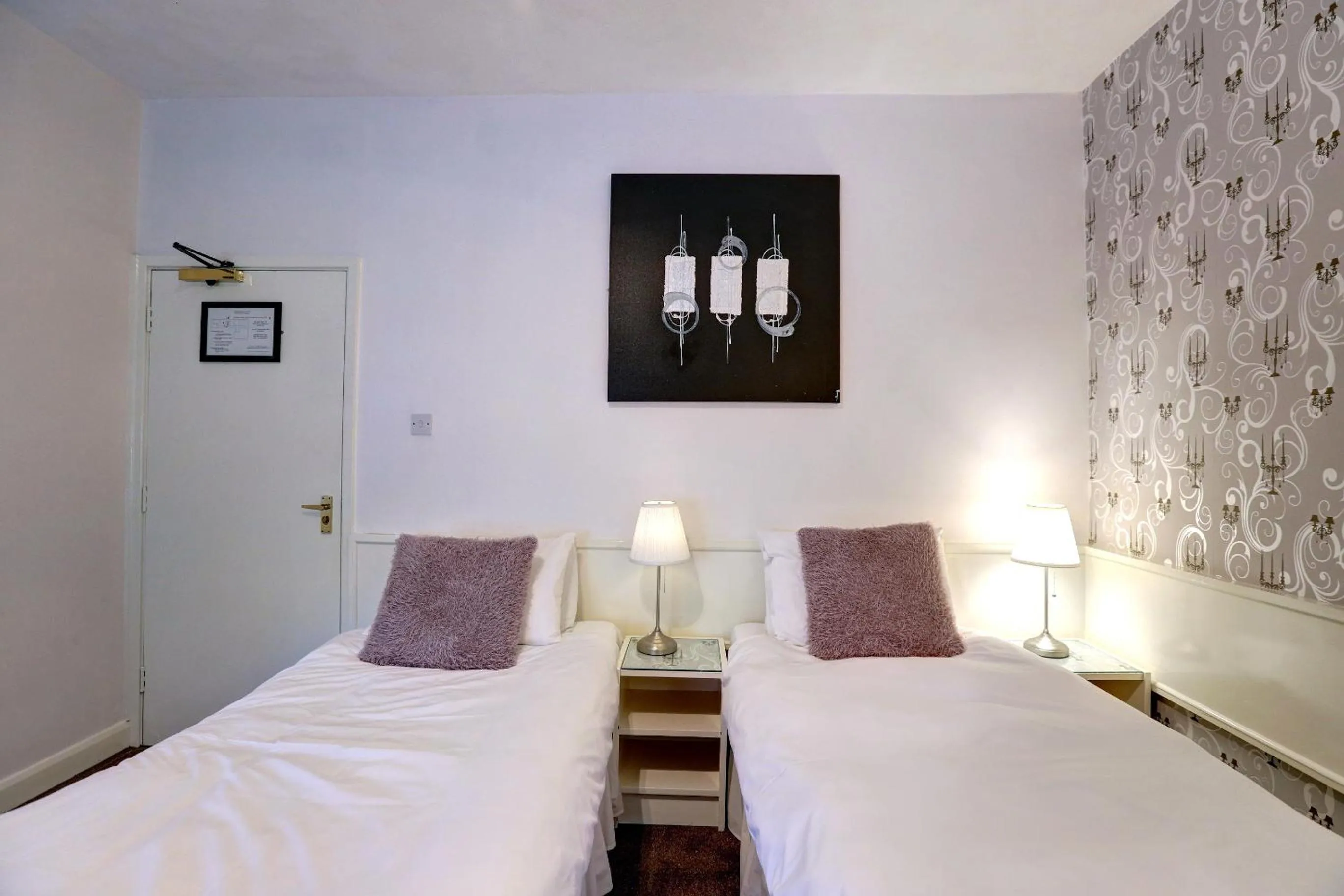 Photo of the whole room, Bed in Manor Court Hotel