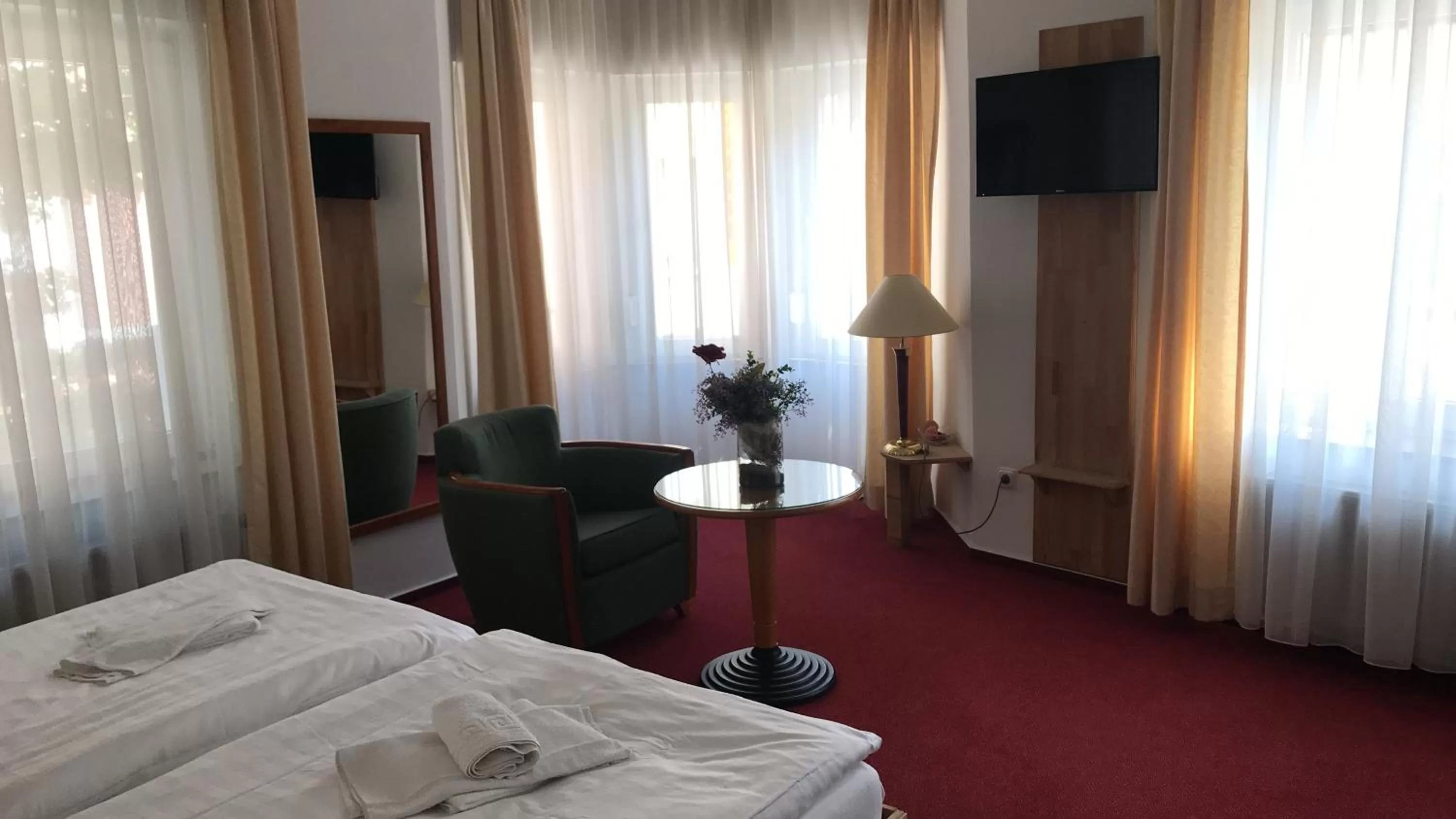 Photo of the whole room, Bed in Hotel-Nachtwächter