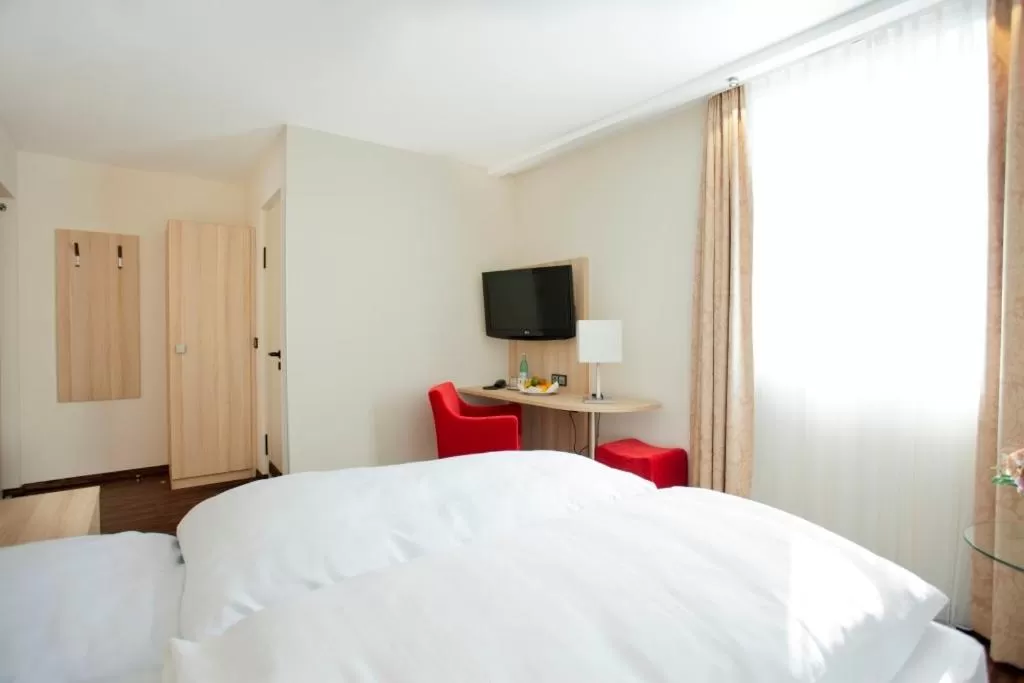 Photo of the whole room, Bed in Hotel Jägerhaus in Esslingen