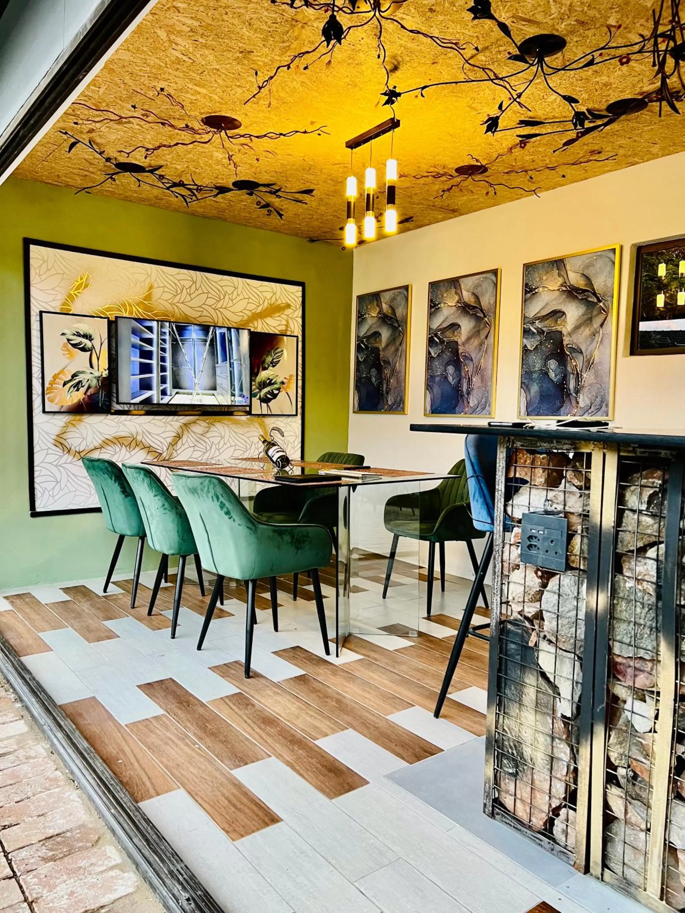 Lounge or bar in 24 On Basil Inventive suites