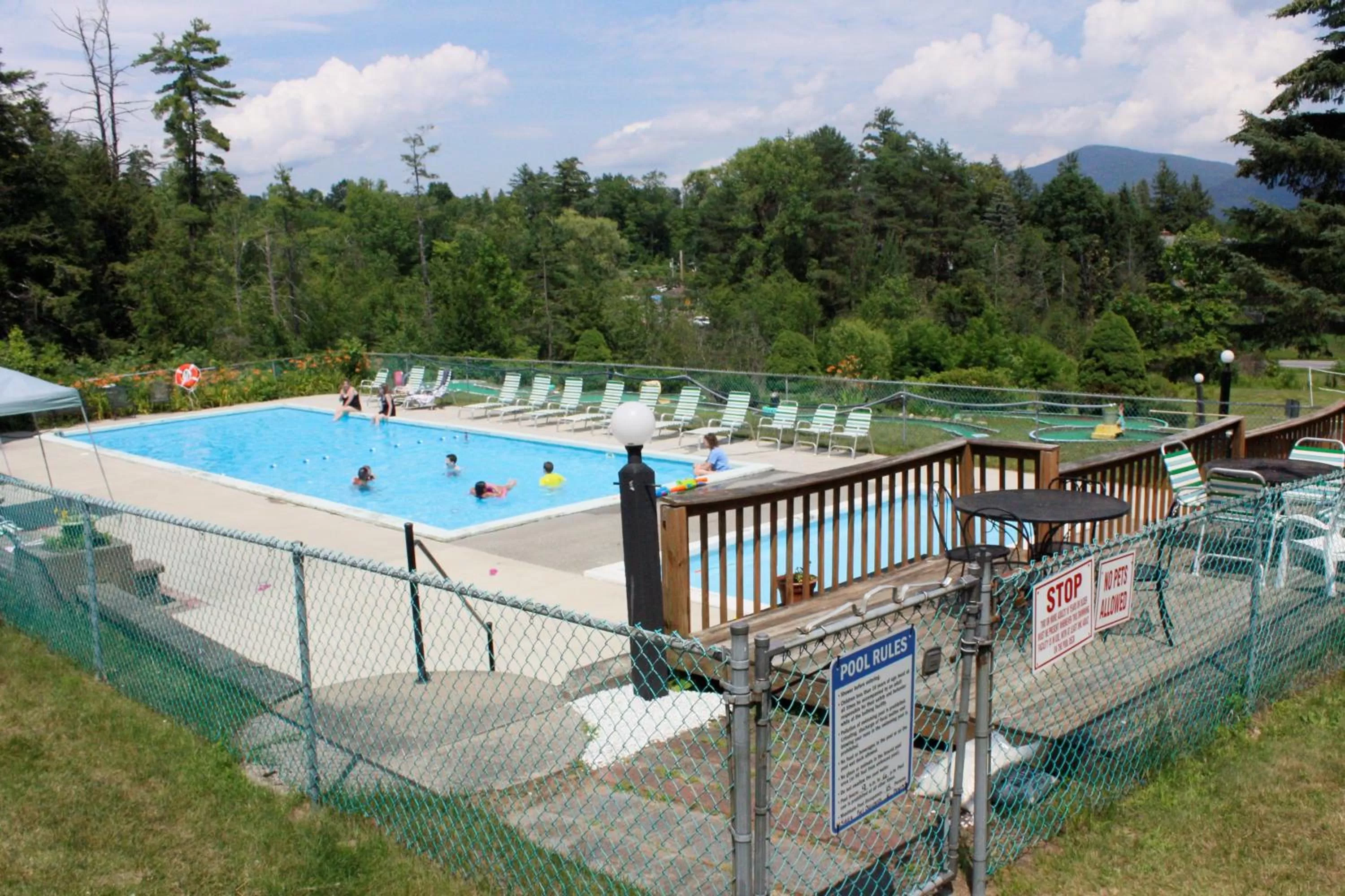 Swimming pool in Hill View Motel and Cottages