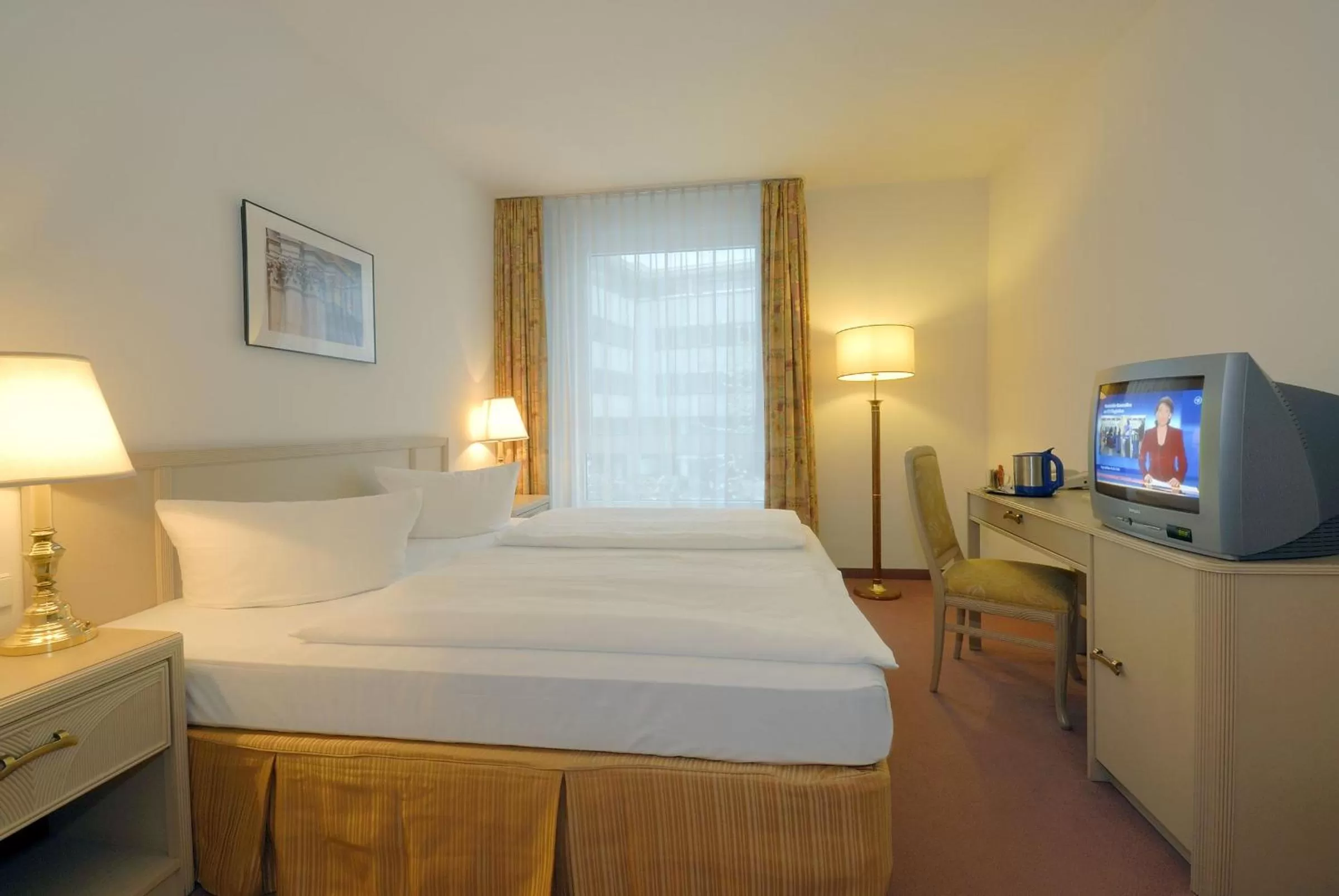 Photo of the whole room, Bed in Hotel am Schloß Köpenick by Golden Tulip