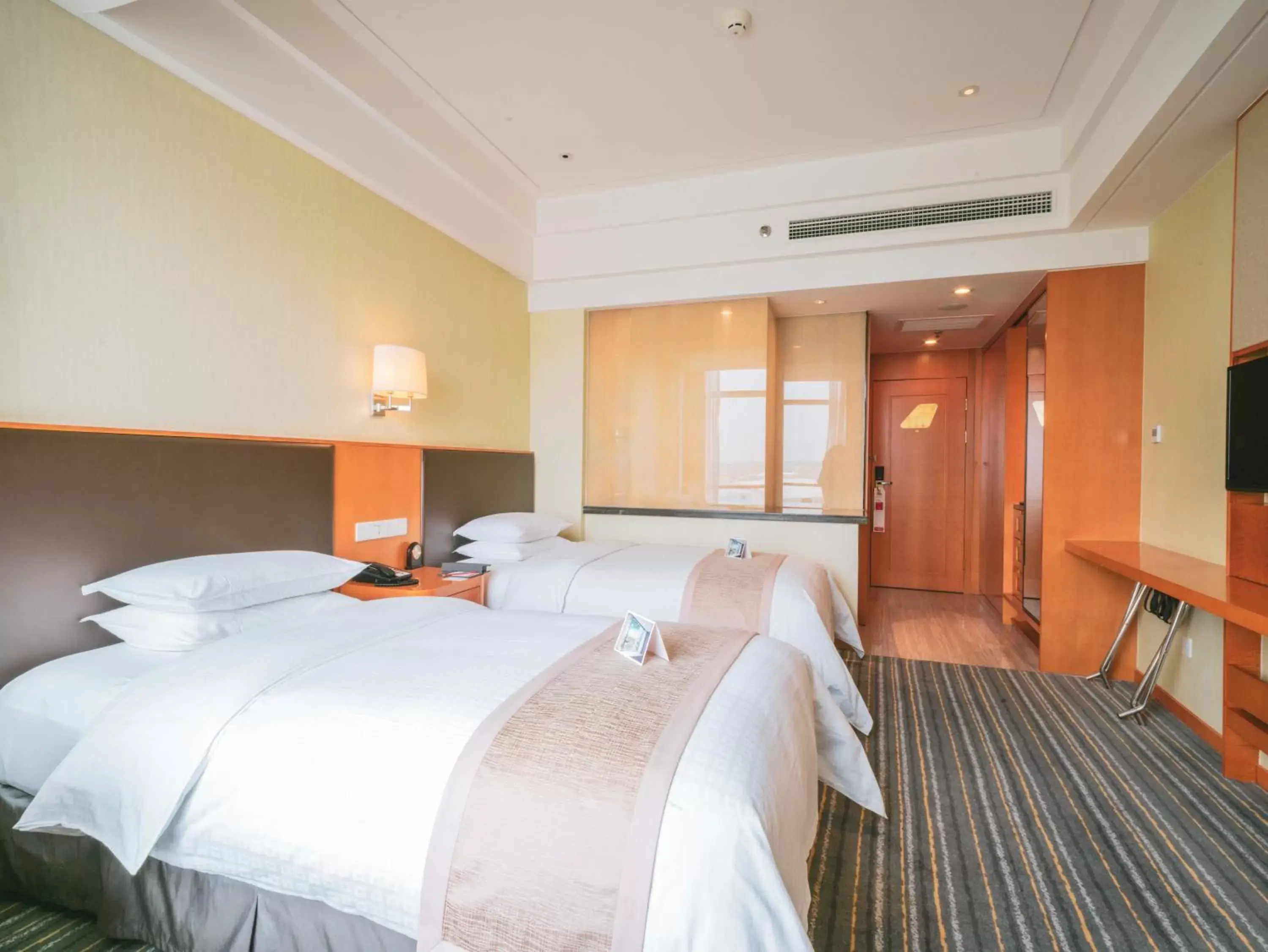 Twin Room - Non-Smoking in Ramada Plaza Shanghai Pudong Airport - 3 mins to PVG depature floor & check entrance with hotel shuttle Twin Room - Non-Smoking in Ramada Plaza Shanghai Pudong Airport - 3 mins to PVG depature floor & check entrance with hotel shuttle