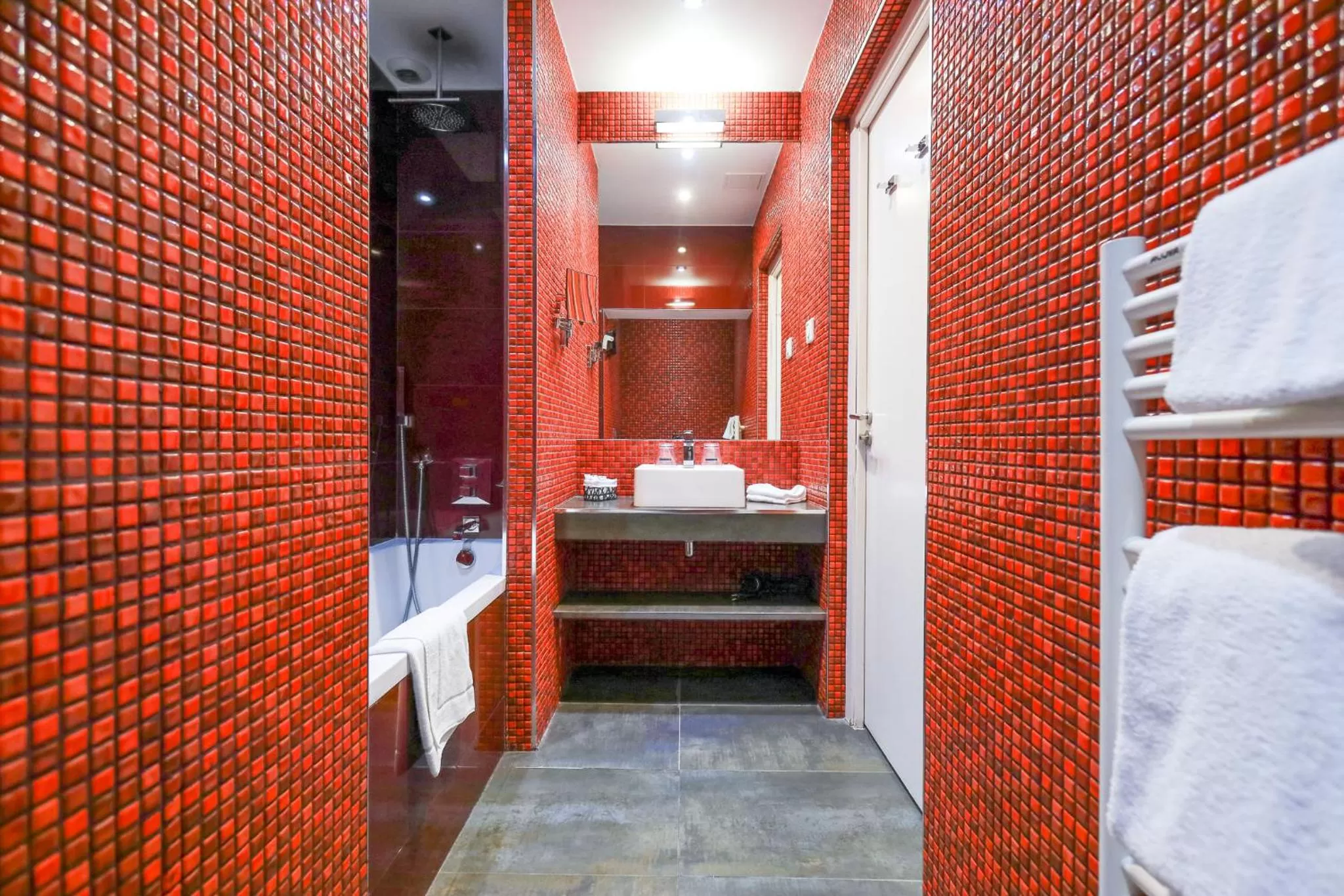 Bathroom, Bed in Nice Excelsior Centre ville by HappyCulture