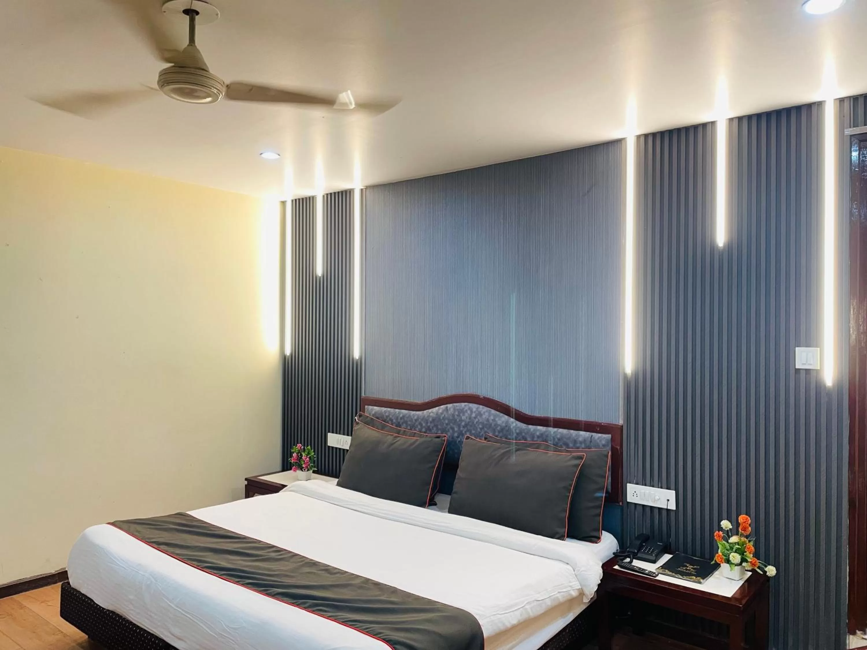 Bed in THE ROYAL PRESIDENCY INN