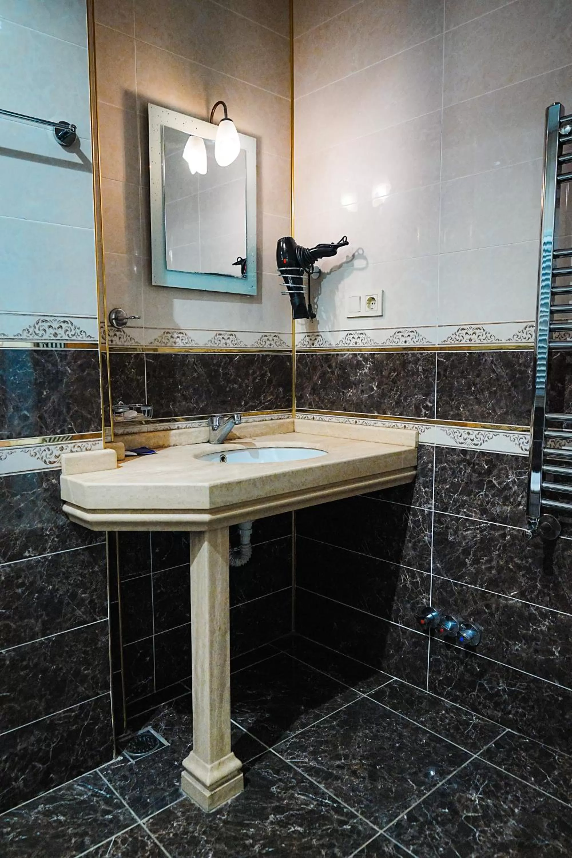 Bathroom in Reyyan Hotel