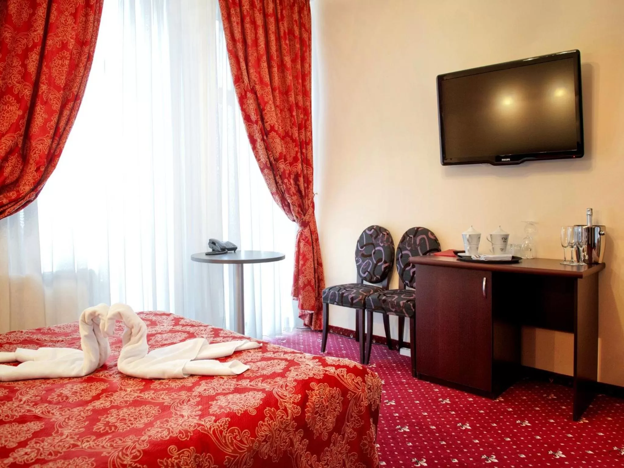 Communal lounge/ TV room, Bed in Manhattan Hotel & Restaurant