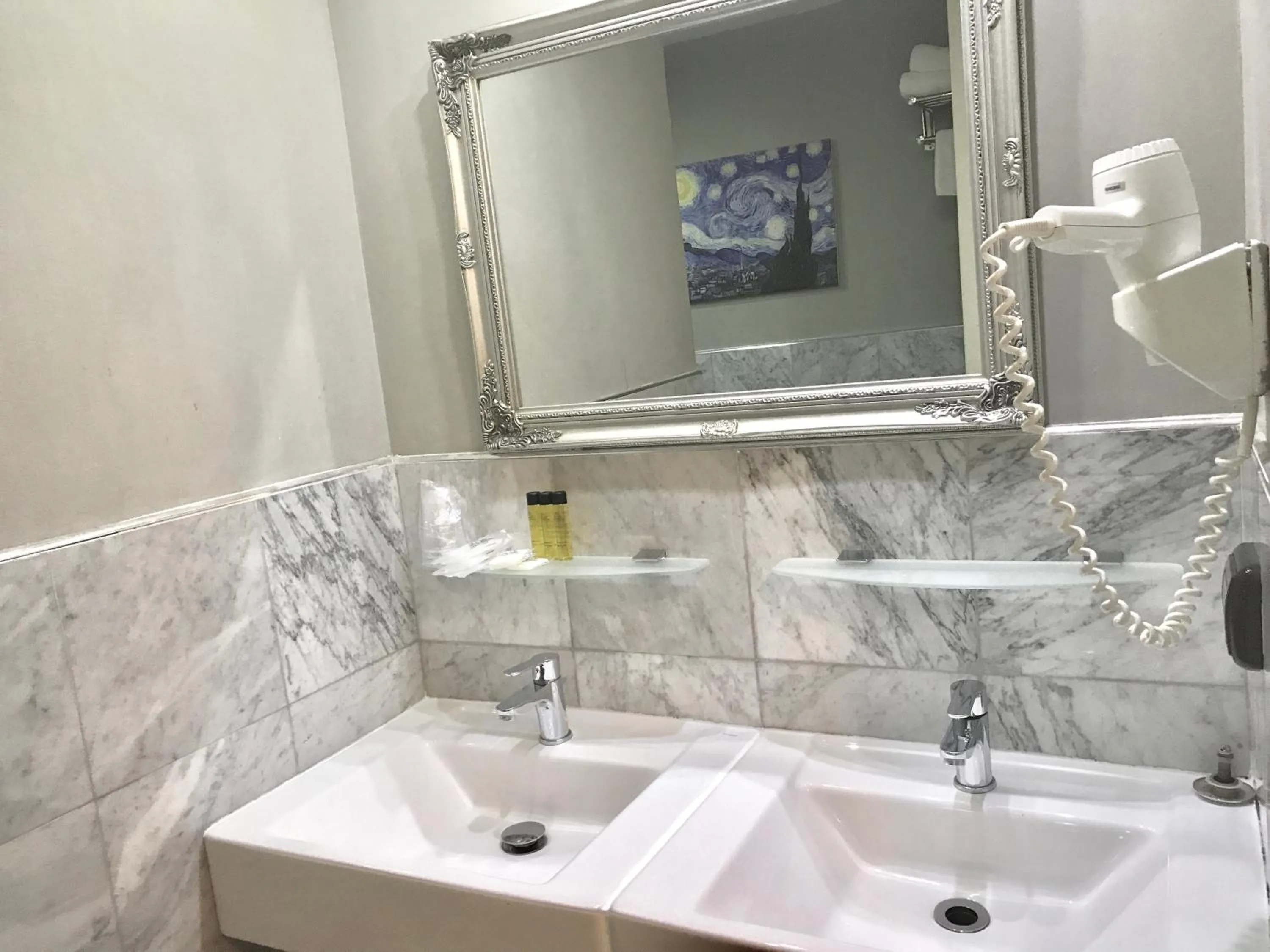 Bathroom in Canova Hotel