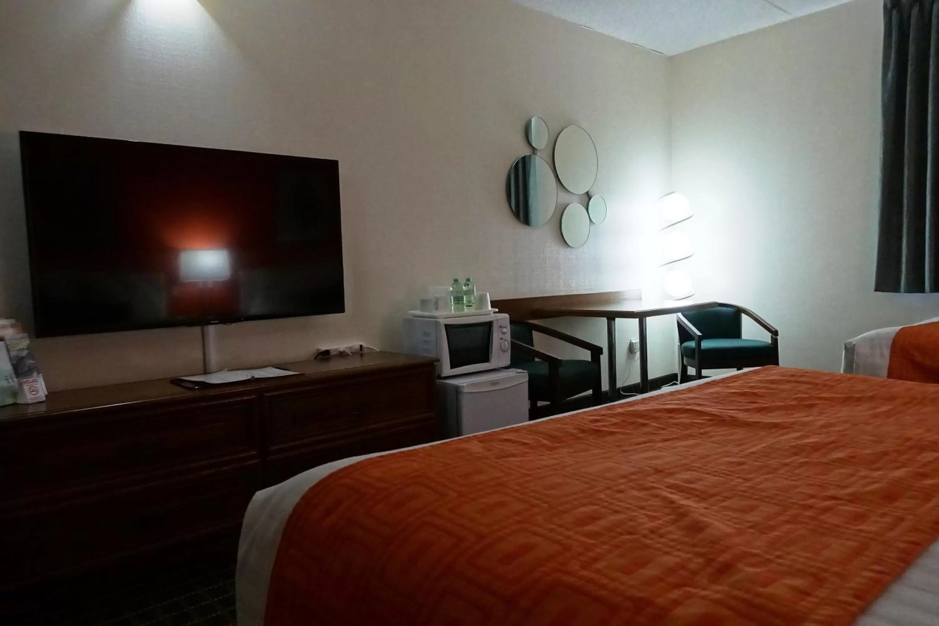 Photo of the whole room, Bed in Howard Johnson by Wyndham Tillsonburg