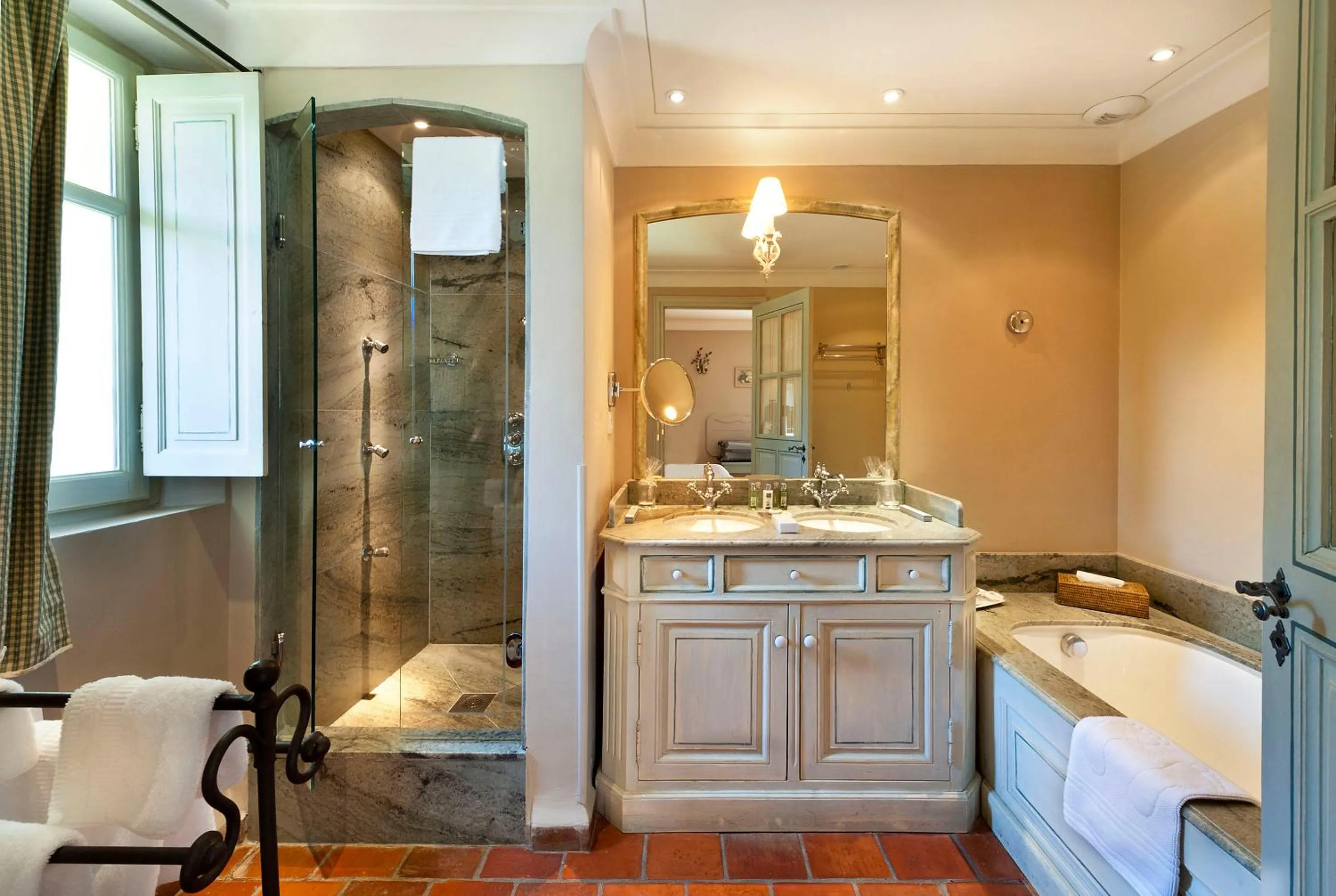 Shower in Bastide Saint Antoine - Relais & Châteaux