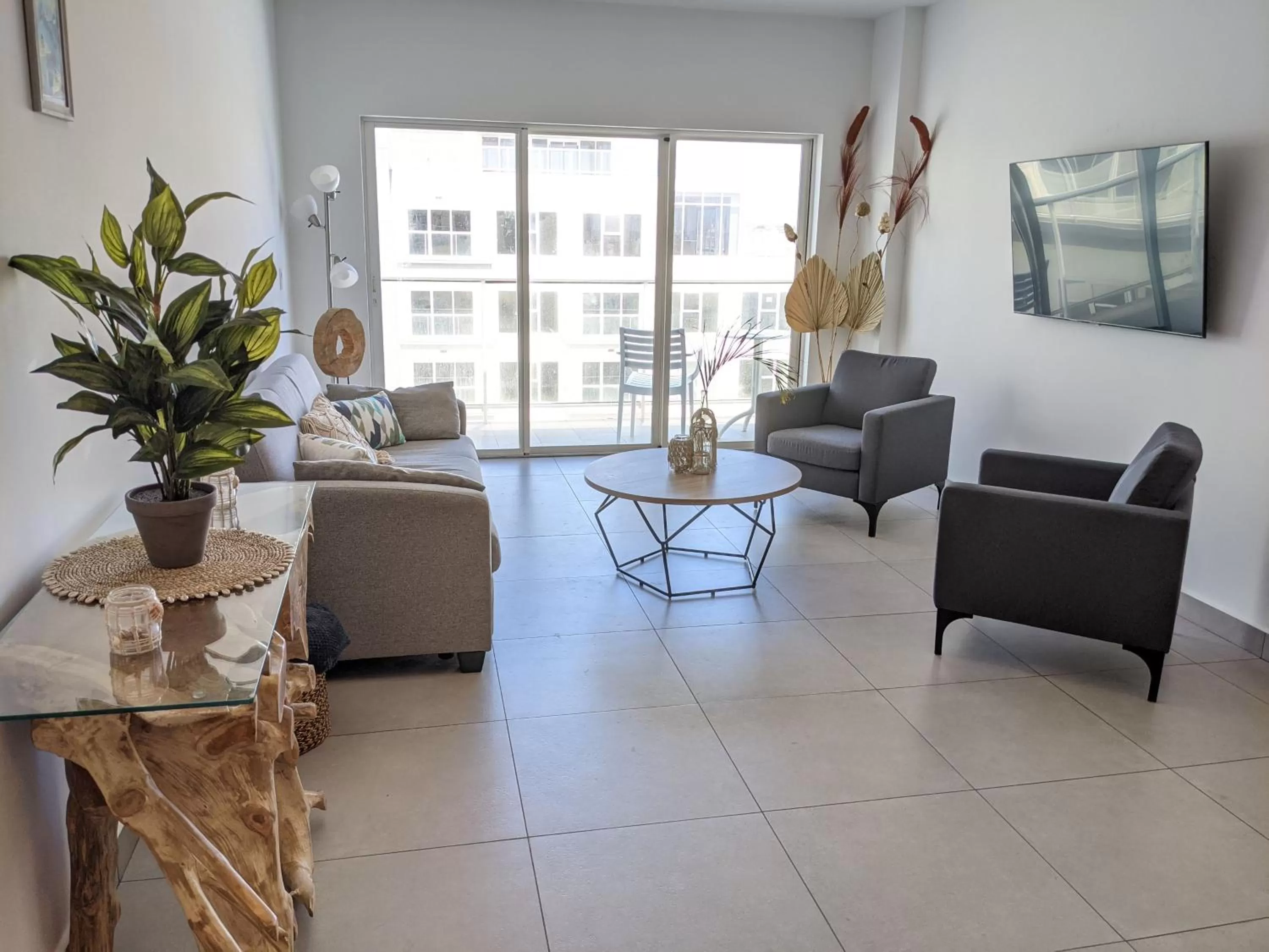 Two-Bedroom Apartment in Luxury condo with infinity pool & ocean view