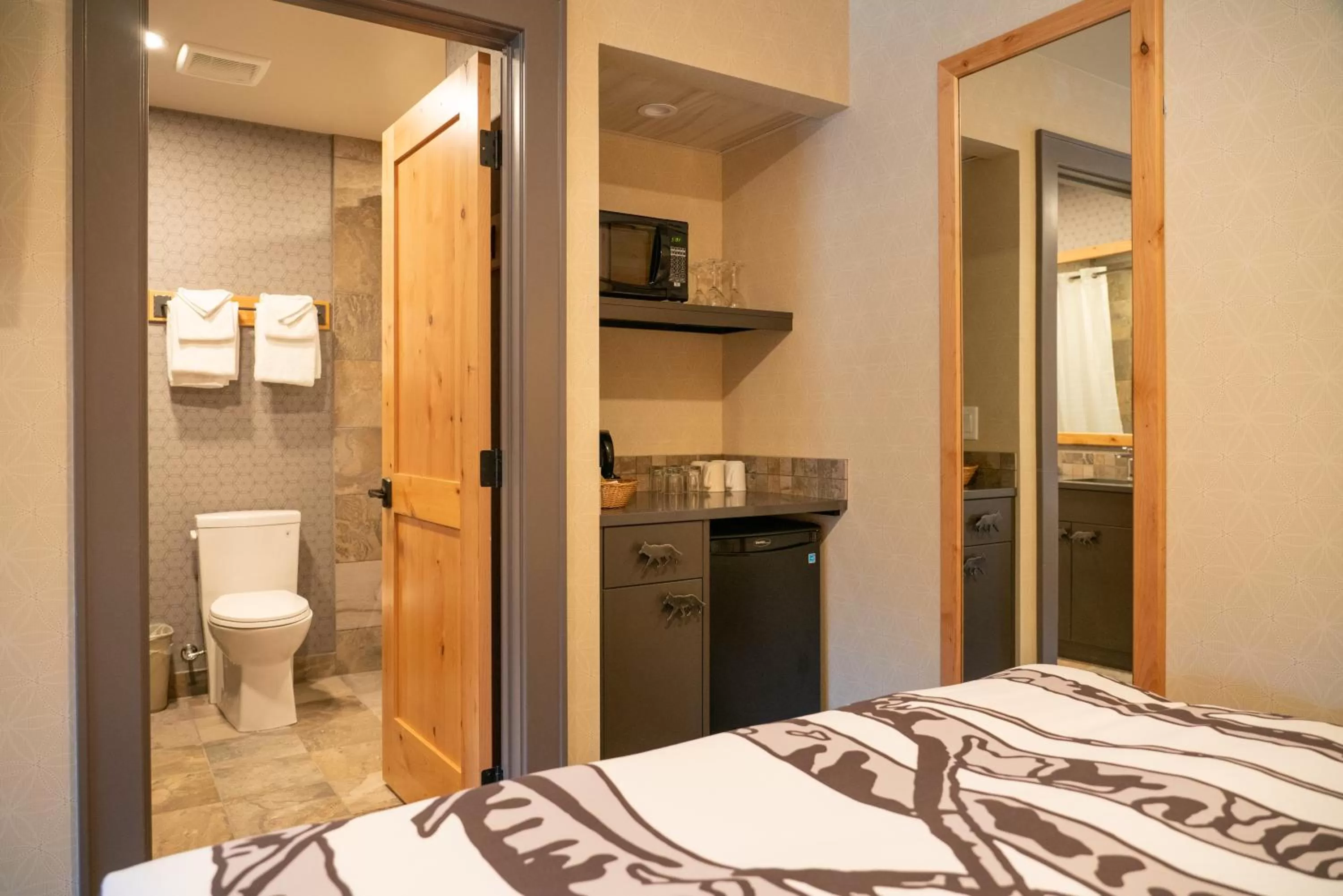 Photo of the whole room, Bed in Banff Rocky Mountain Resort